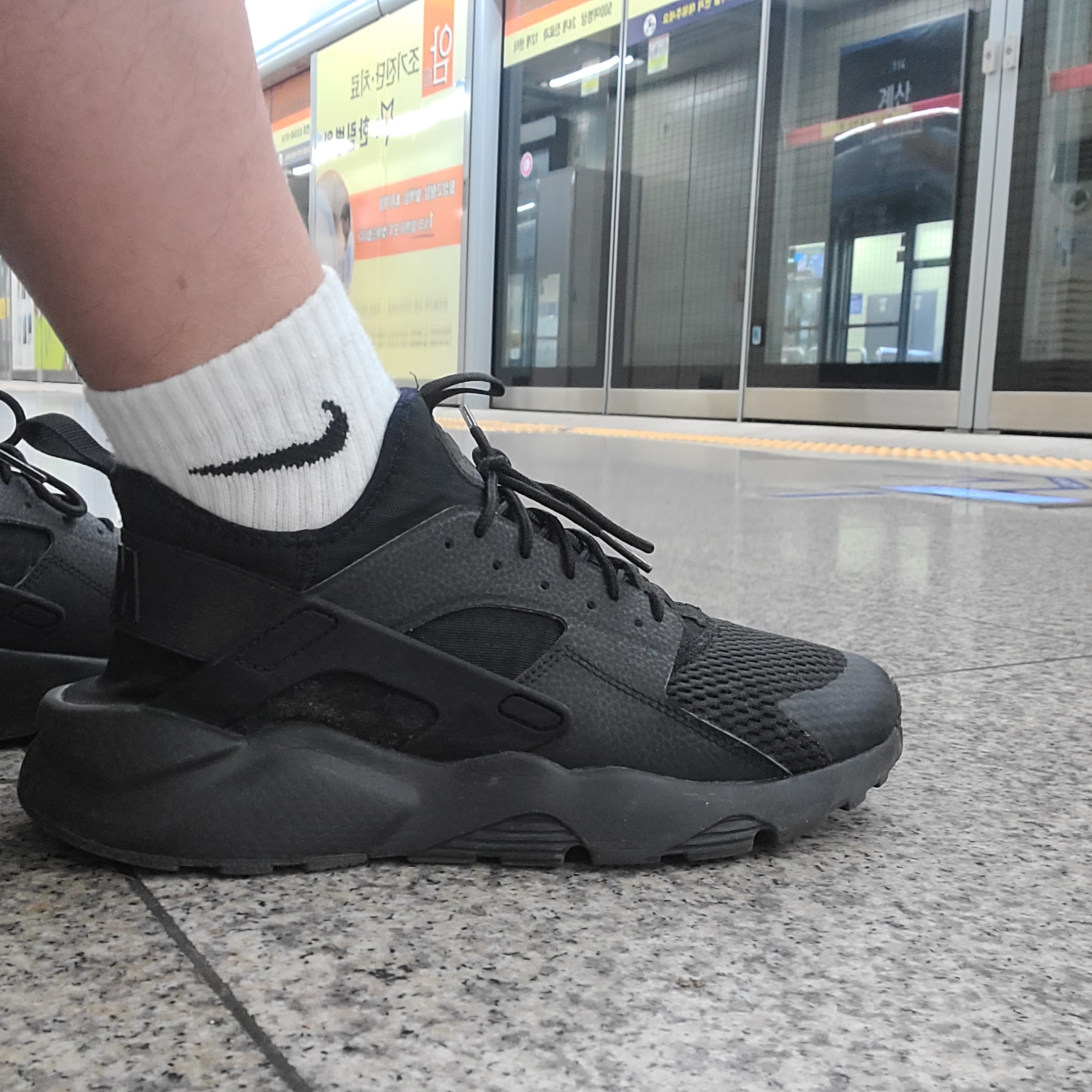 Nike Air Huarache Run Ultra Triple Black 착용 스타일 - 1