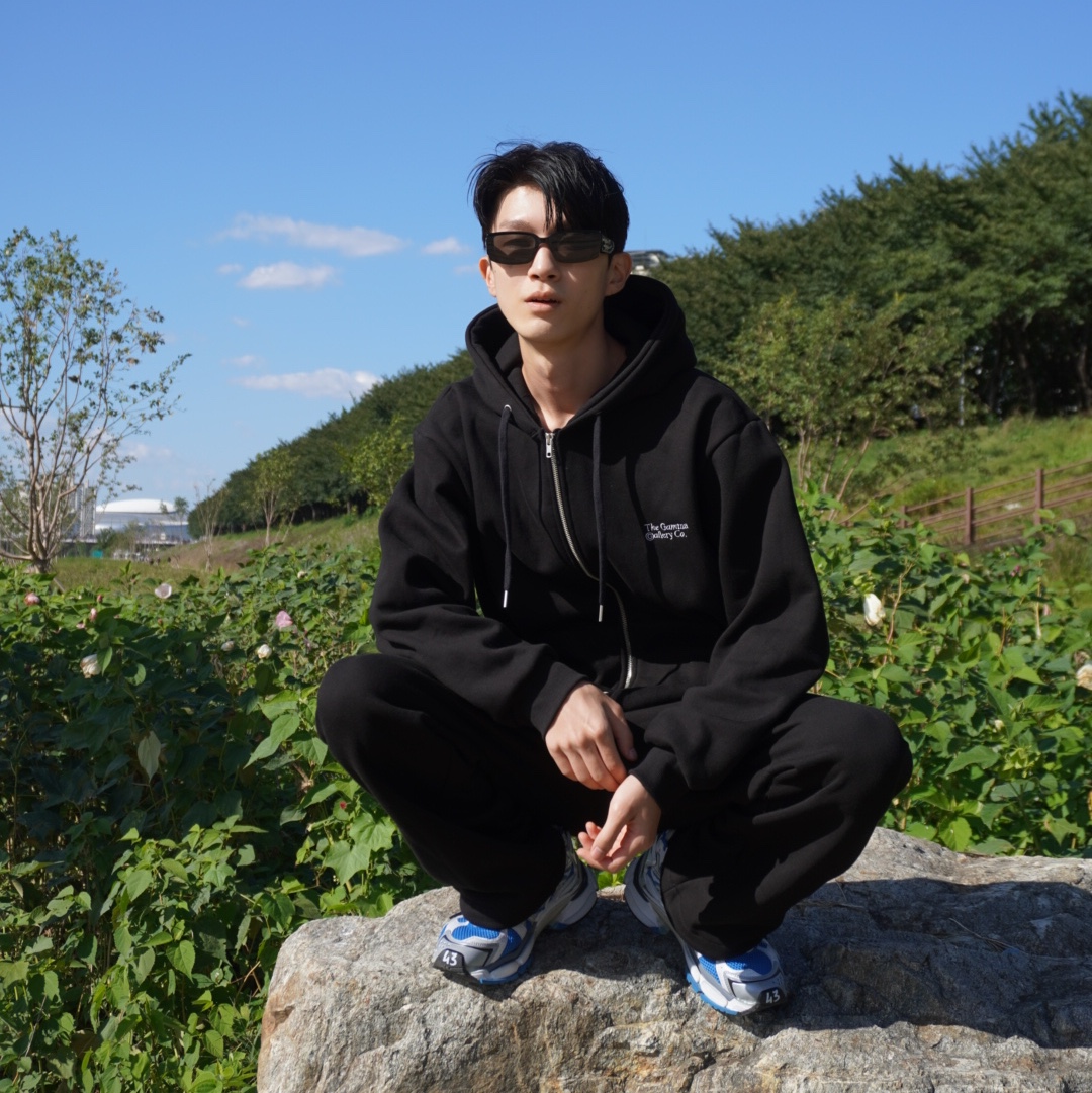 Balenciaga Runner Sneakers Blue White 착용 스타일 - 2