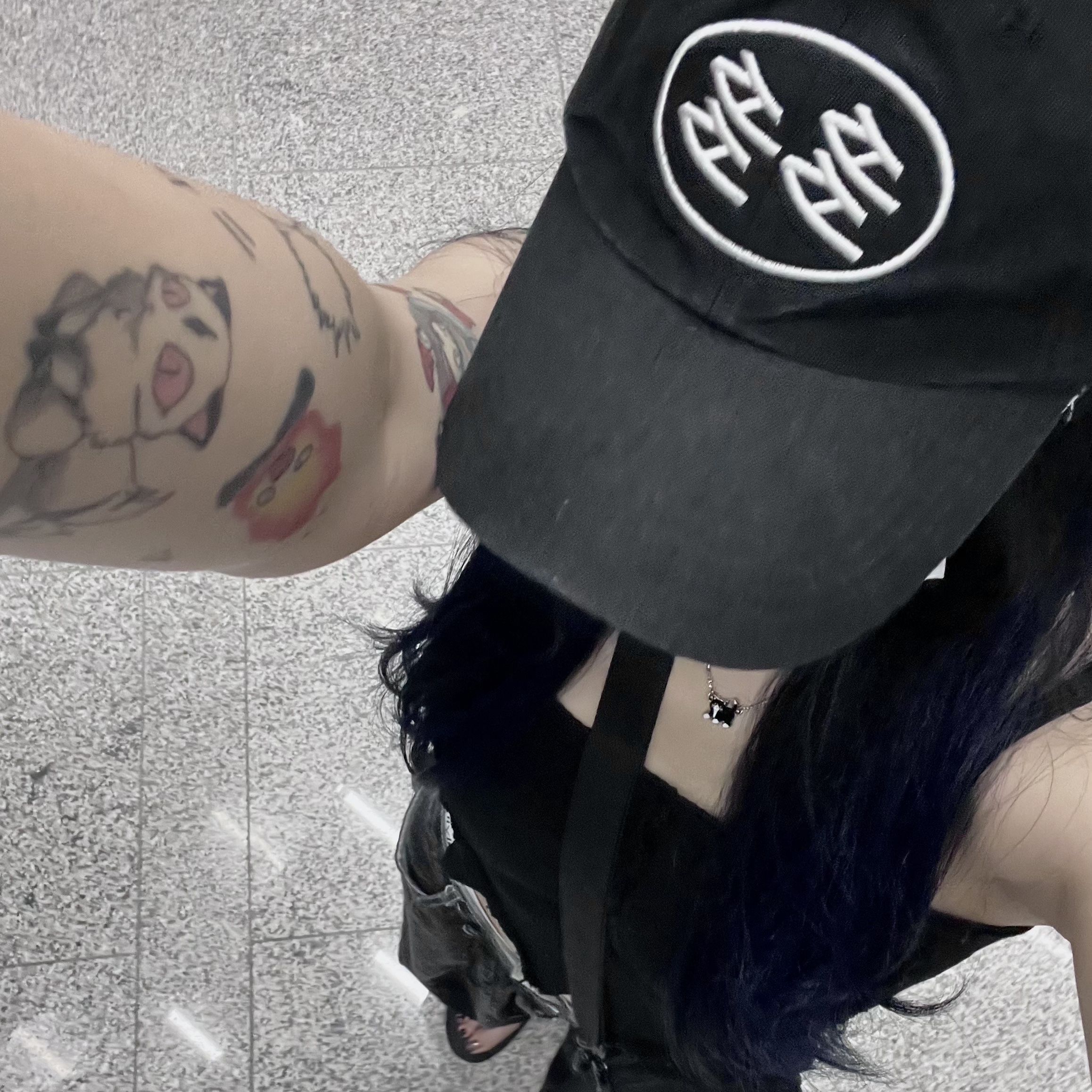 Dada Glow Logo Cap Black 착용 스타일 - 3