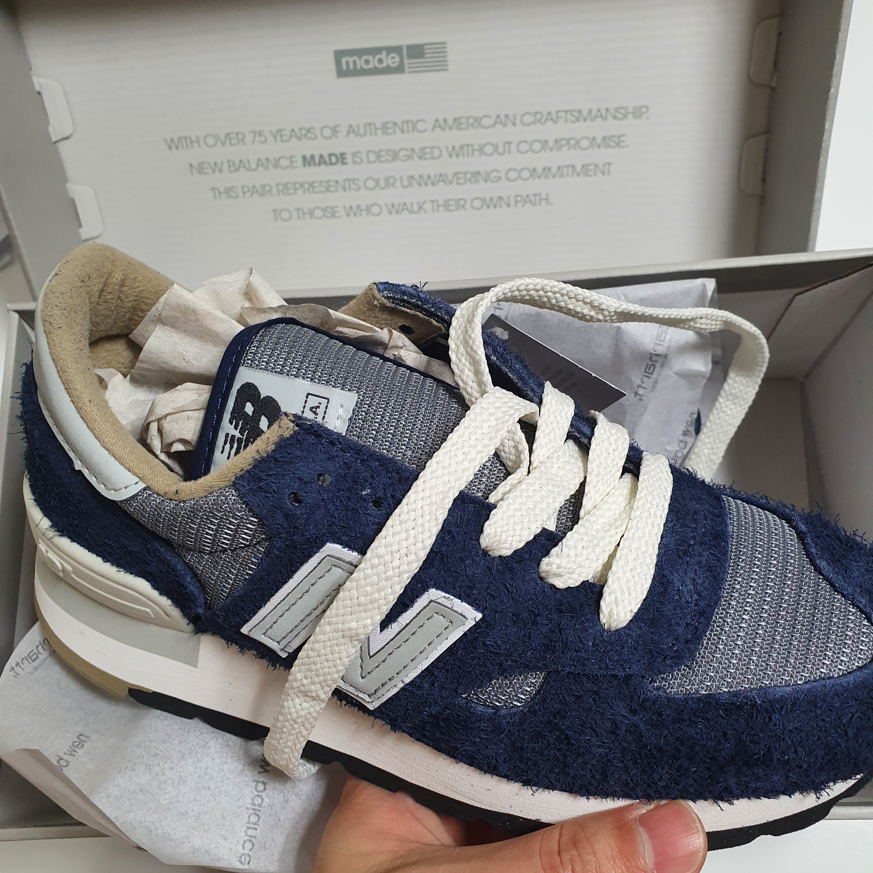 New Balance x Carhartt WIP 990v1 Made in USA Sculpture Center 착용 스타일 - 2