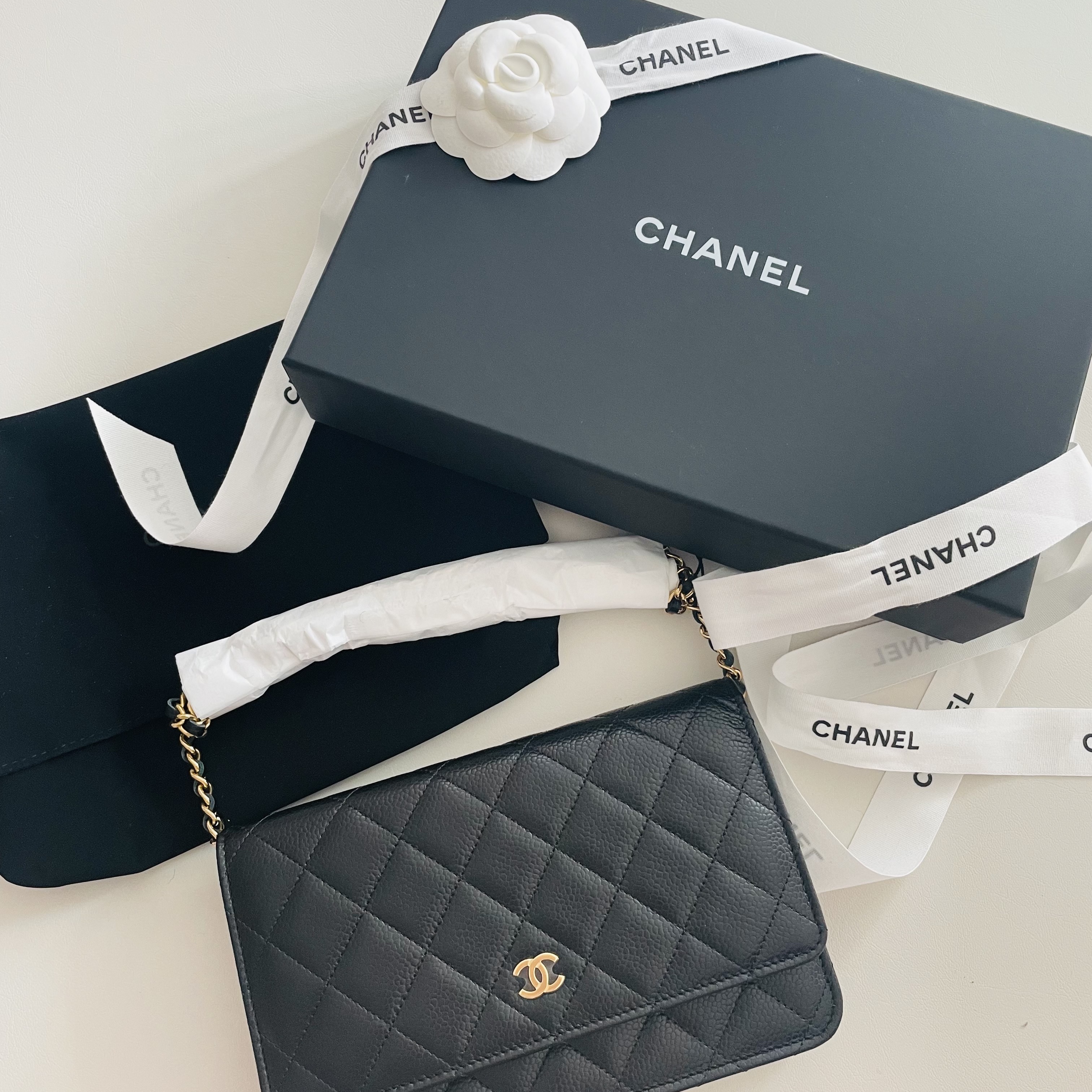 Chanel Classic Wallet On Chain Grained Calfskin & Gold Black 착용 스타일