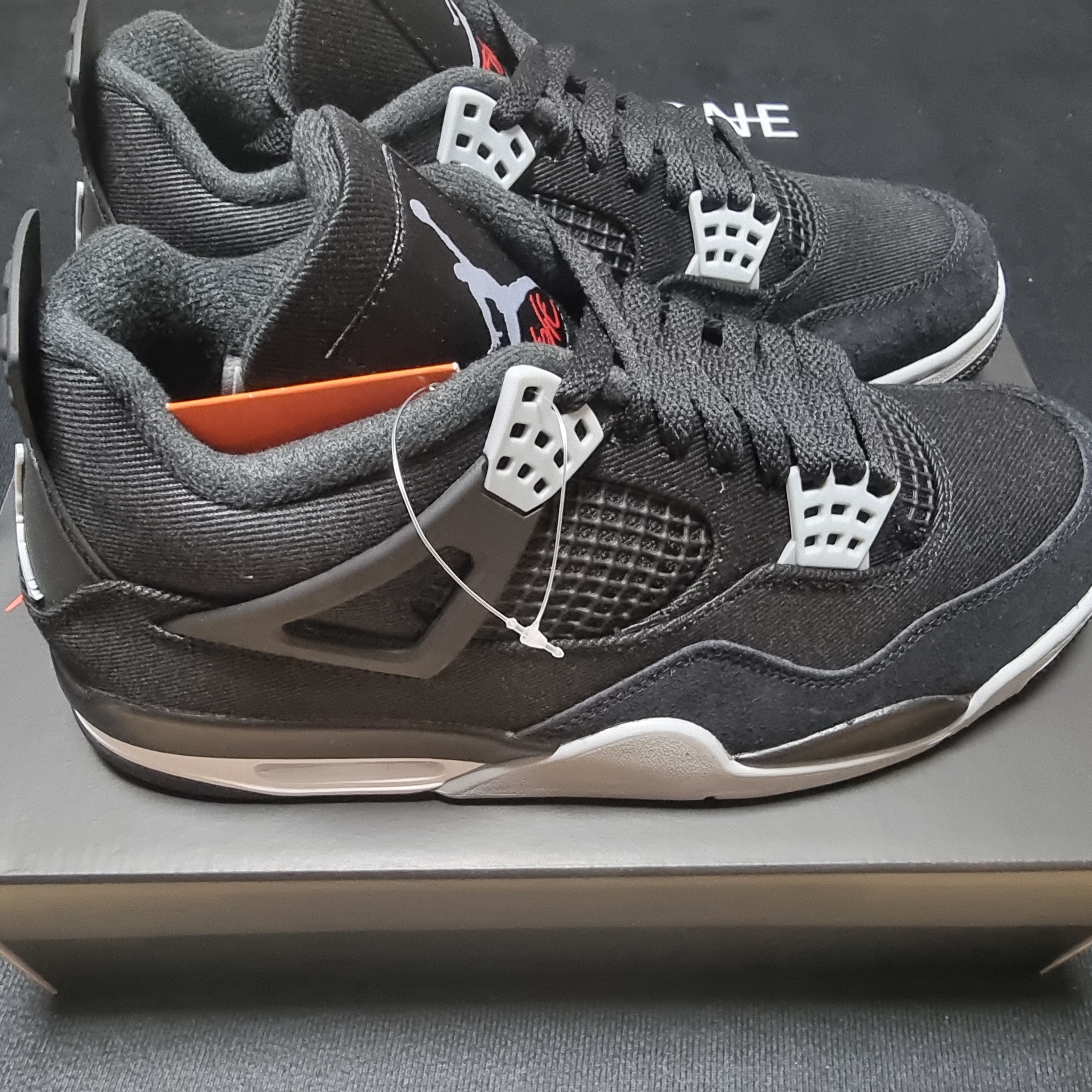 Jordan 4 Retro SE Black and Light Steel 착용 스타일