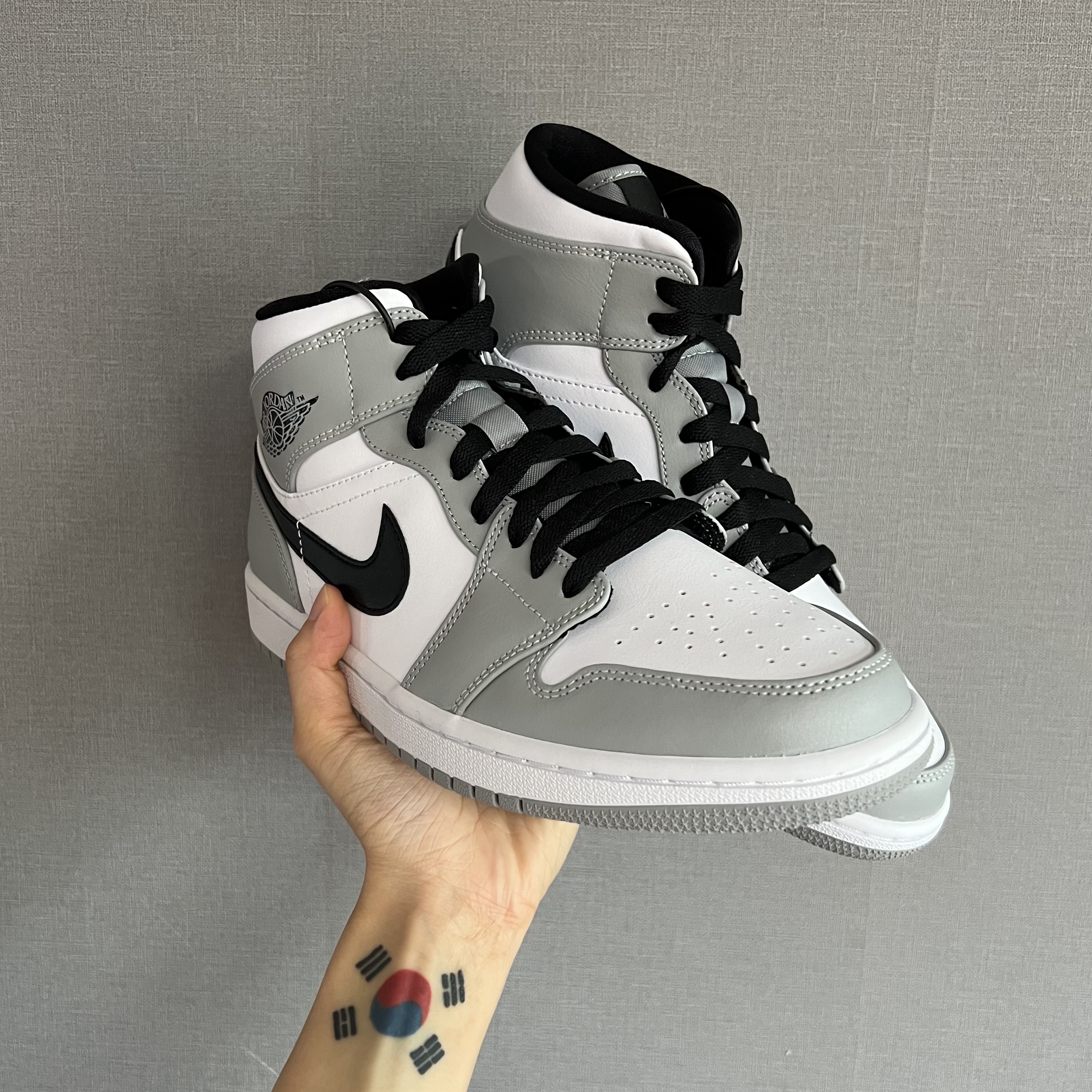 Jordan 1 Mid Light Smoke Grey 착용 스타일