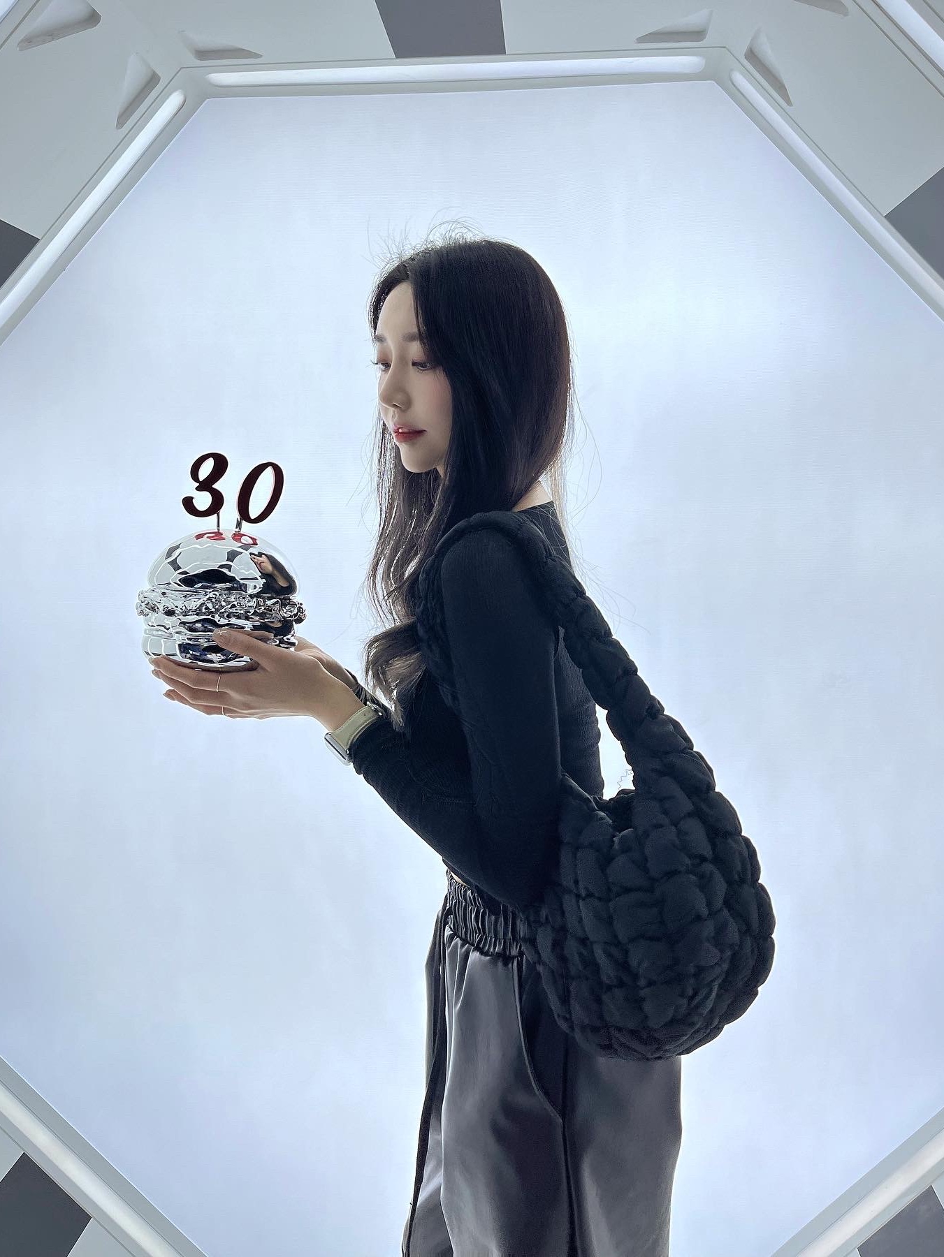 COS Quilted Mini Bag Black 착용 스타일 - 2