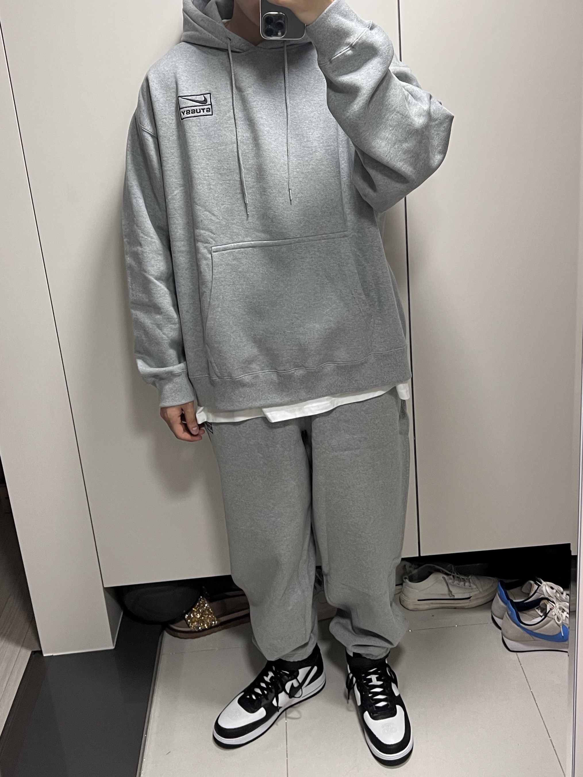 Nike x Stussy NRG RA Pullover Hoodie Dark Grey Heather (DJ9488-063), Nike x Stussy Air Force 1 '07 Mid SP Black and Light Bone 착용 스타일 - 2