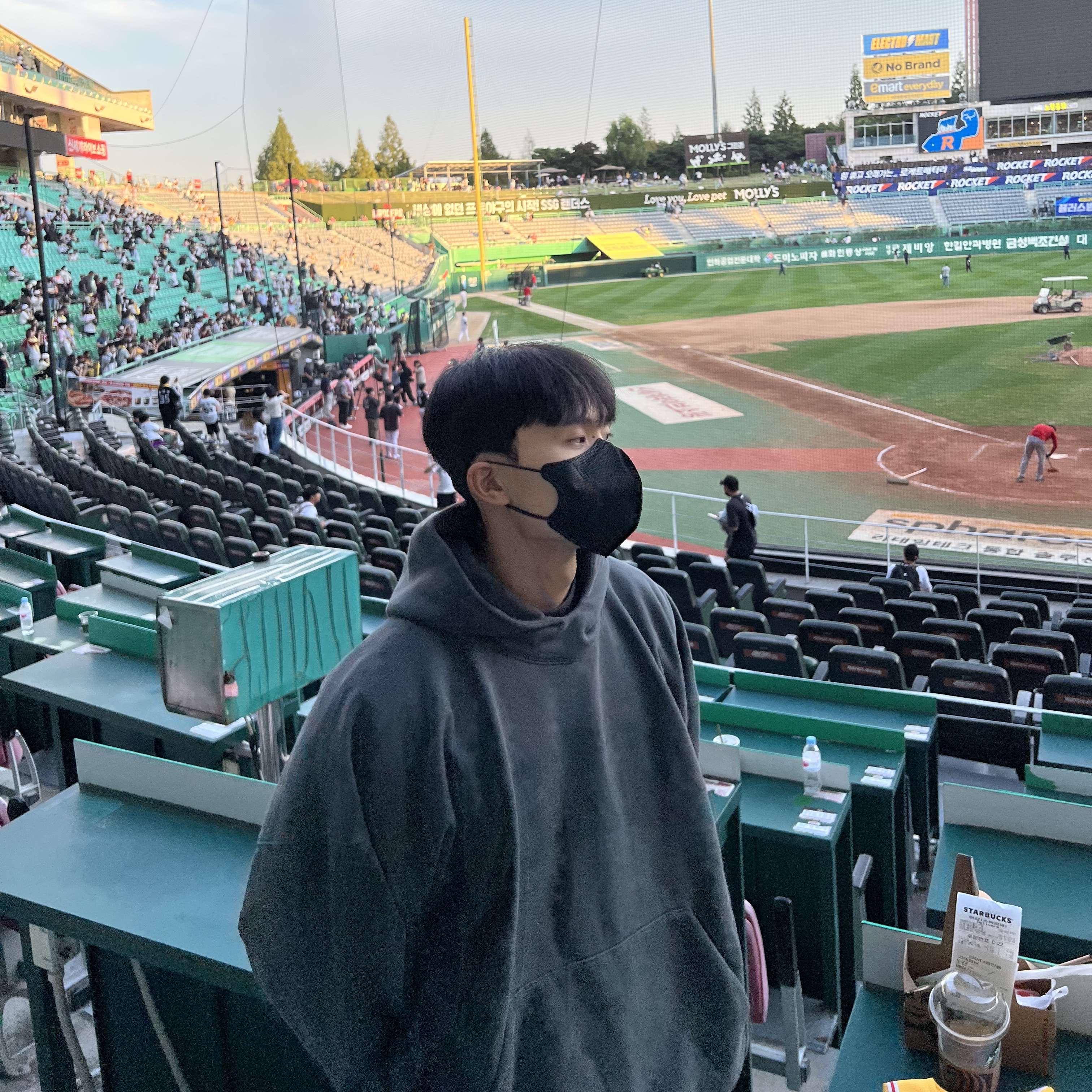 Yeezy Gap Engineered By Balenciaga Dove Hoodie Black 착용 스타일 - 1