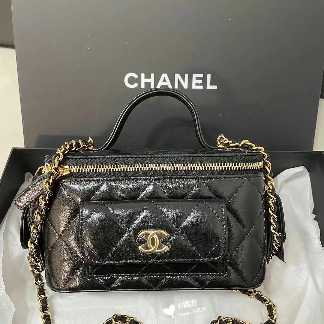 Chanel Vanity With Chain Lambskin & Gold Black 착용 스타일 - 1