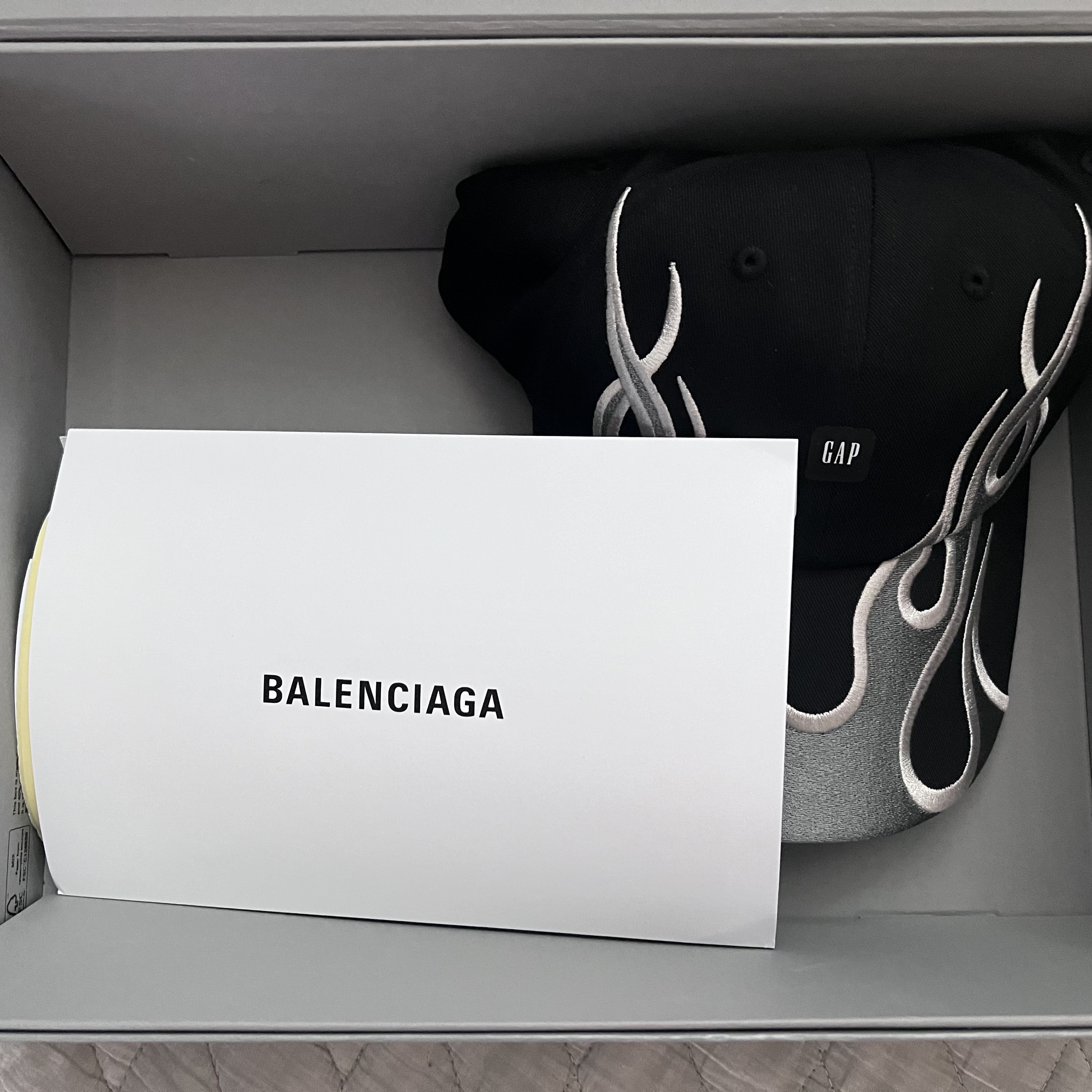Yeezy Gap Engineered By Balenciaga Flame Cap Black 착용 스타일