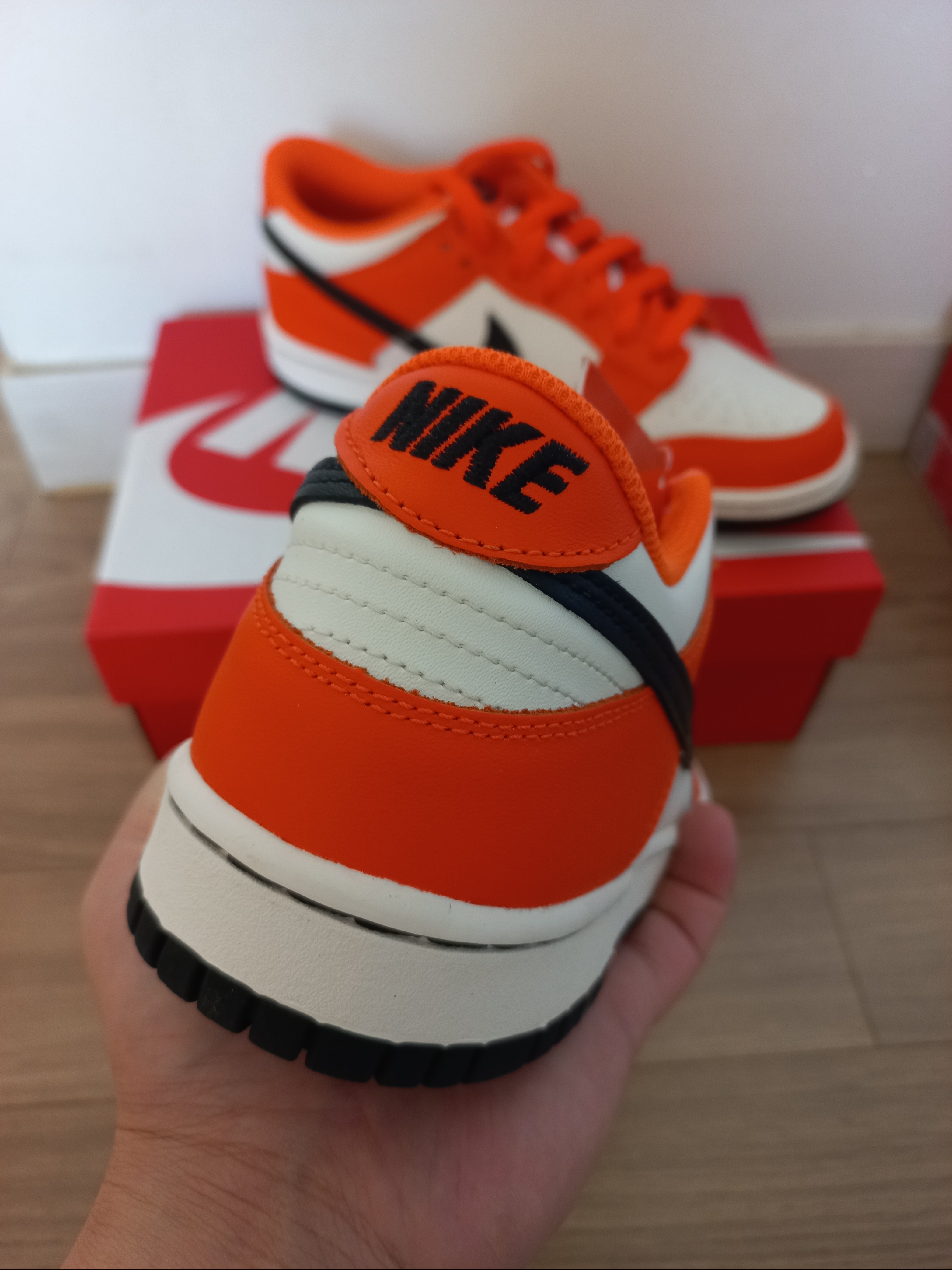 (GS) Nike Dunk Low Safety Orange, (W) Nike Dunk Low Essential Brilliant Orange 착용 스타일 - 2