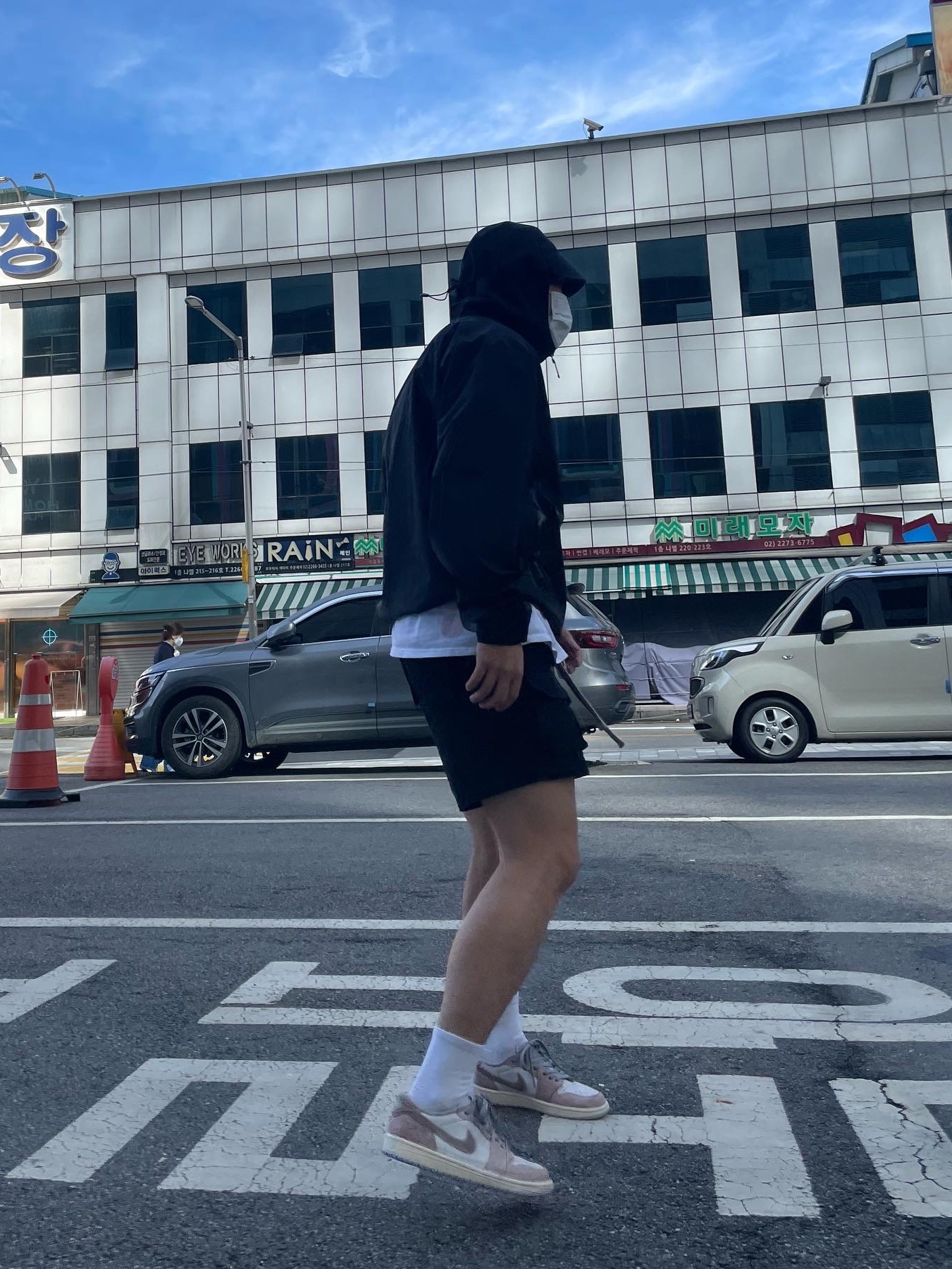 Arc'teryx Beta Jacket Black, Jordan 1 Low OG Neutral Grey 착용 스타일 - 4