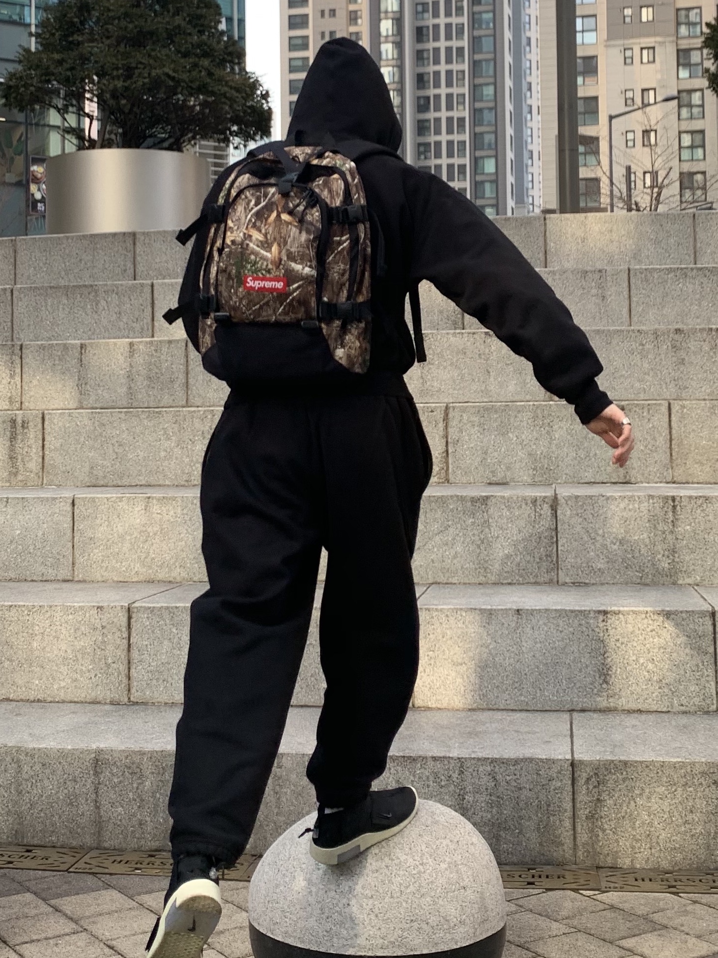 Supreme Backpack Real Tree Camo - 19FW, Yeezy Gap Hoodie Black 착용 스타일
