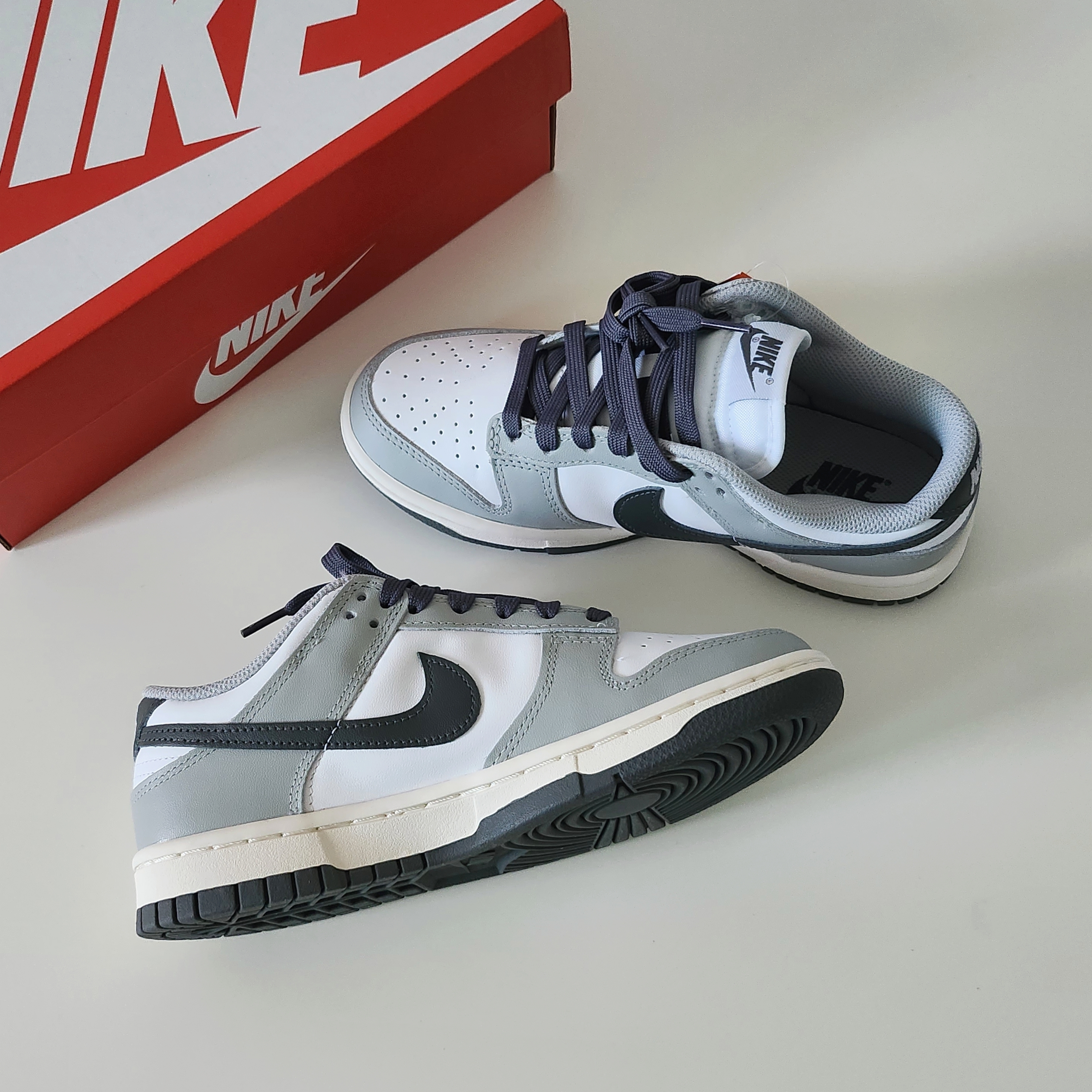 (W) Nike Dunk Low Light Smoke Grey 착용 스타일 - 1