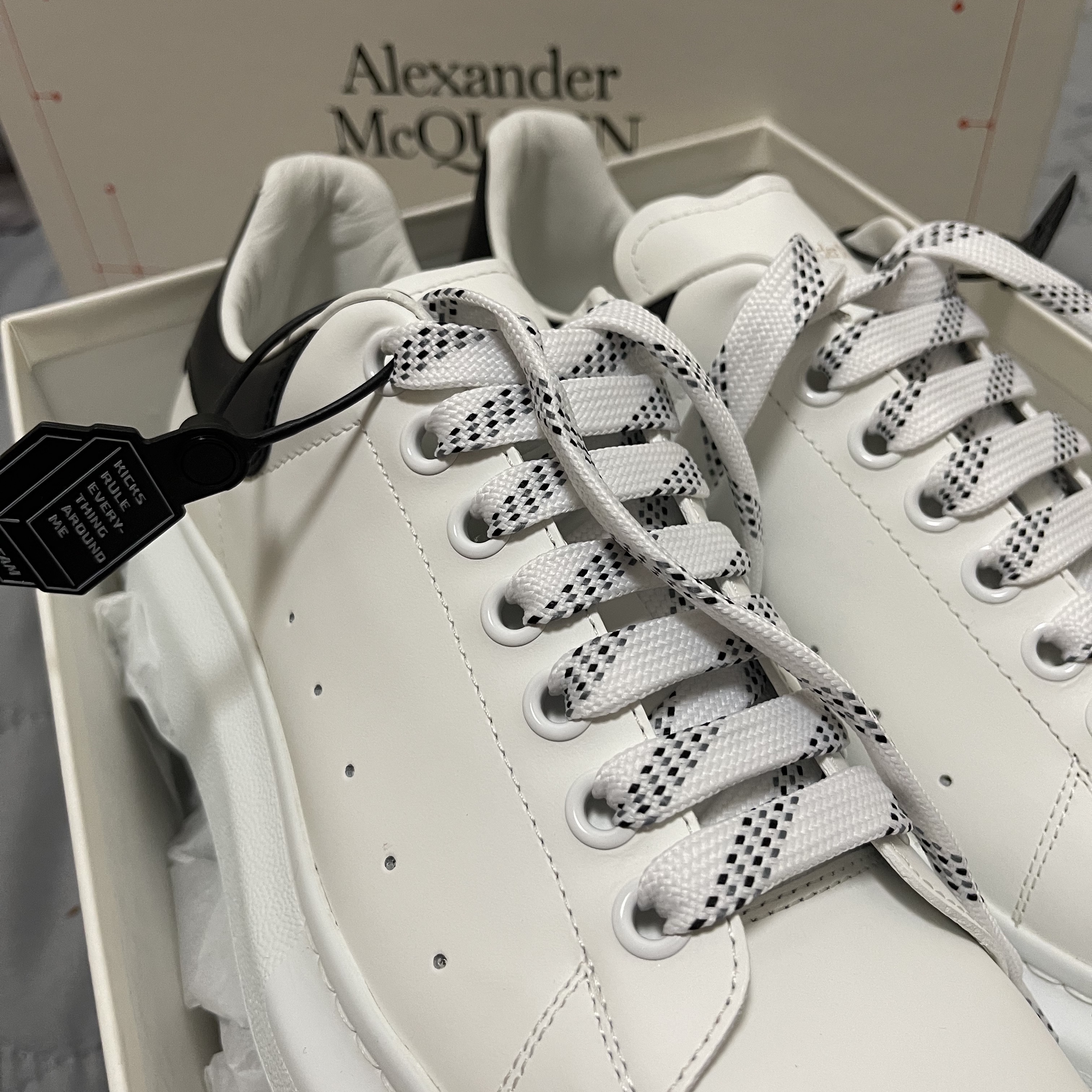 Alexander McQueen Oversized Sneakers White Black 착용 스타일