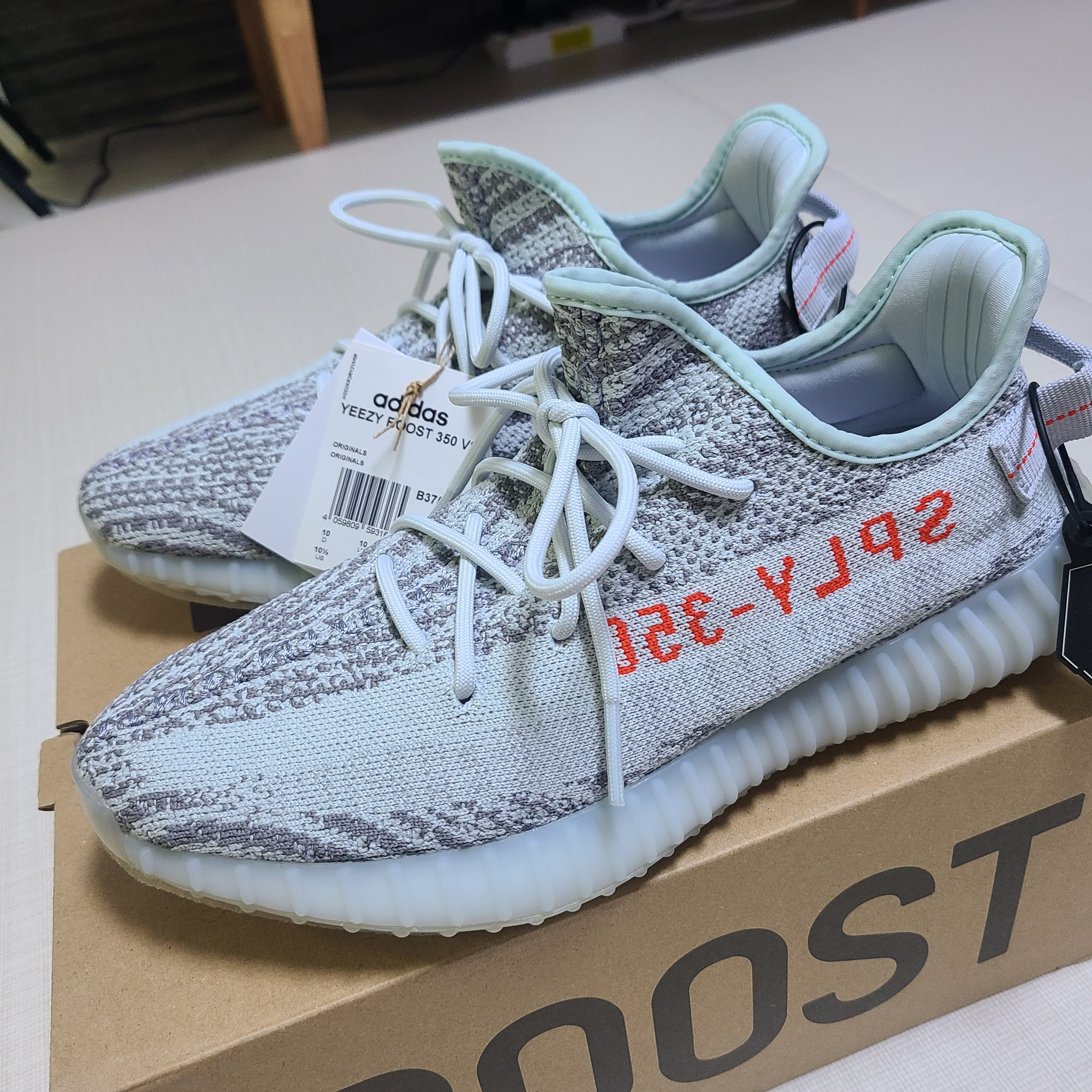 Adidas Yeezy Boost 350 V2 Blue Tint 2017, (W) Nike Dunk Low Black 착용 스타일 - 2