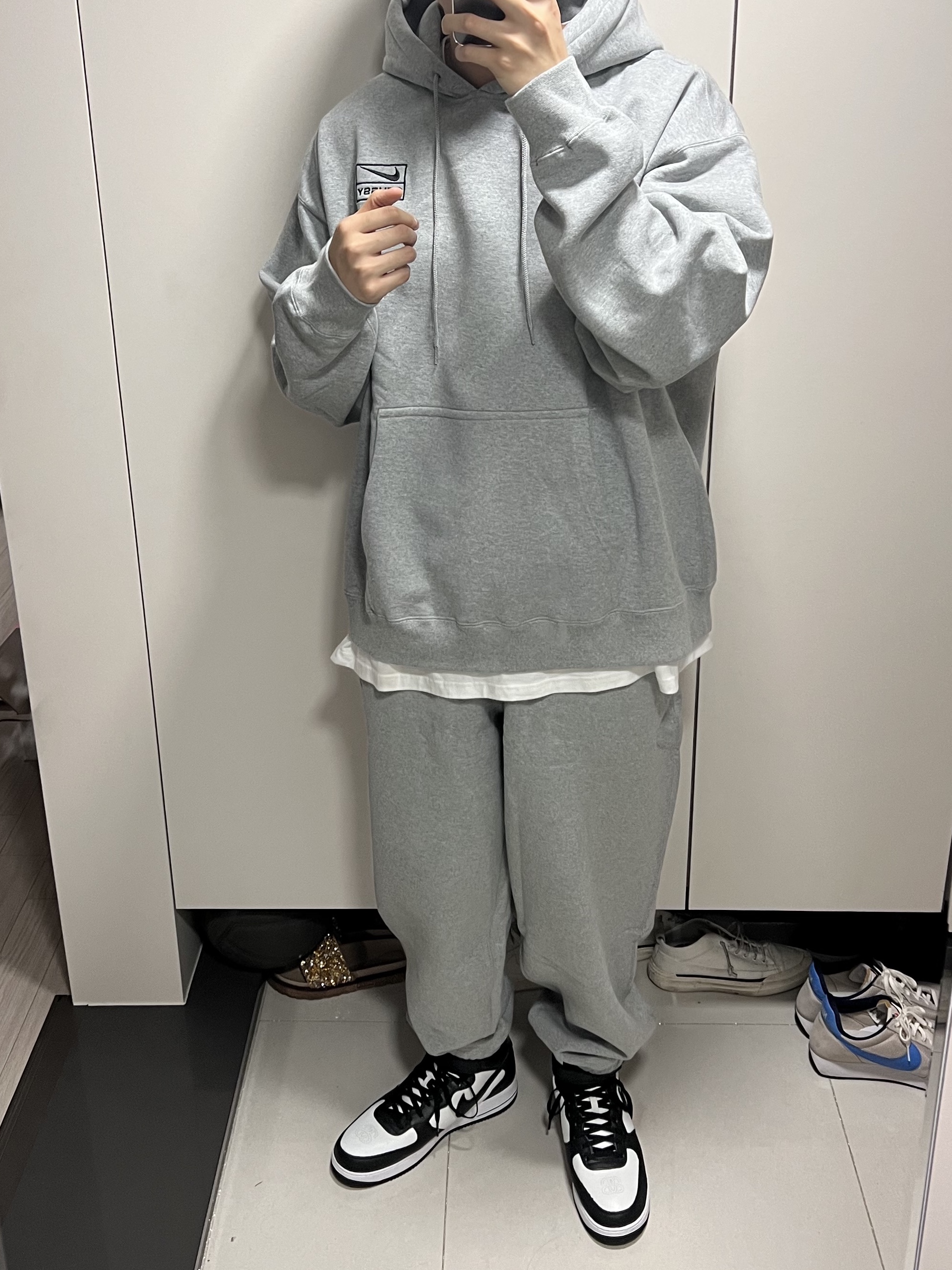 Nike x Stussy NRG RA Pullover Hoodie Dark Grey Heather (DJ9488-063), Nike x Stussy Air Force 1 '07 Mid SP Black and Light Bone 착용 스타일 - 1