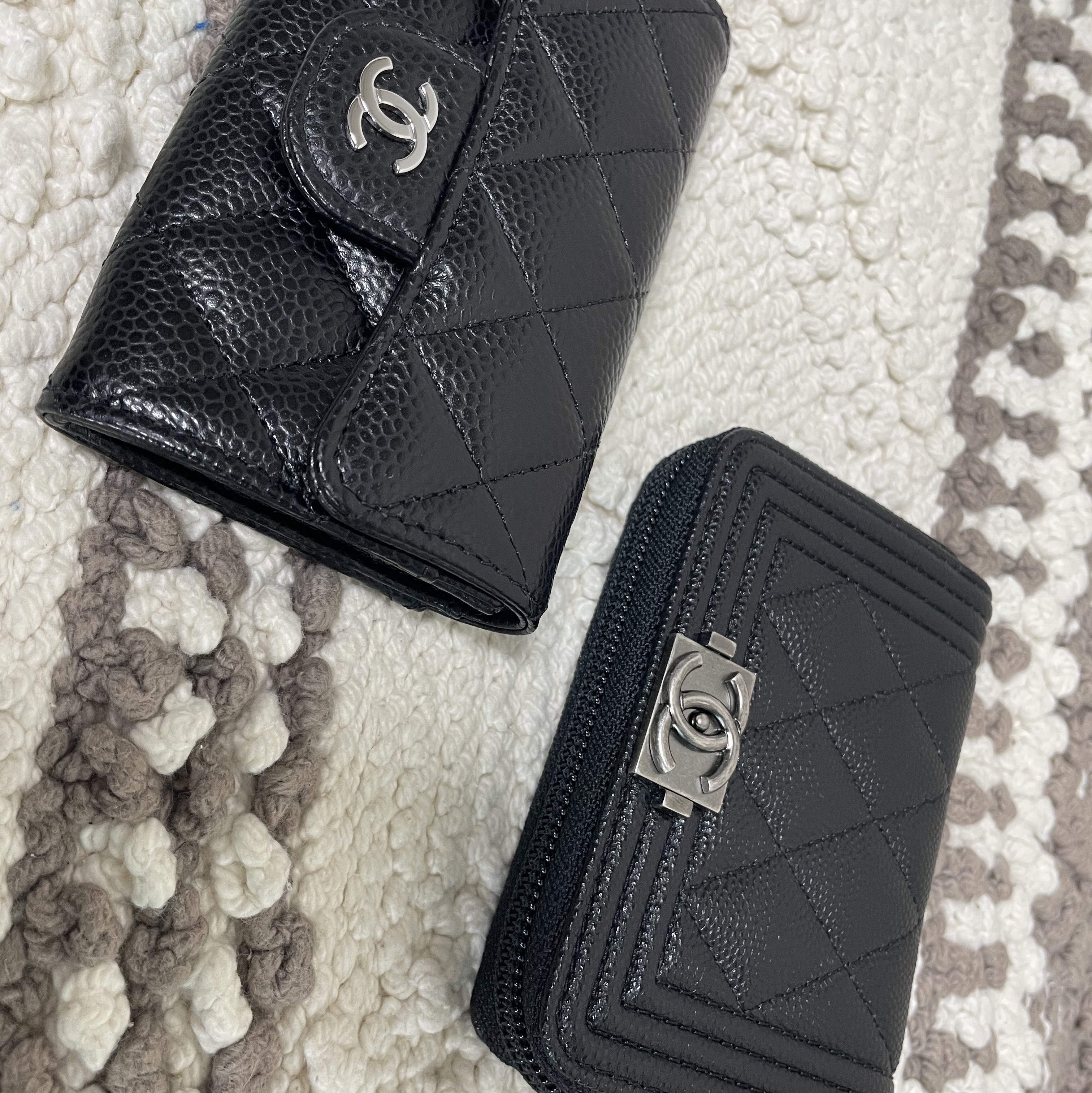 Chanel Classic Card Holder Grained Calfskin & Silver Black, Chanel Boy Chanel Zipped Coin Purse Grained Calfskin & Ruthenium Black 착용 스타일 - 3