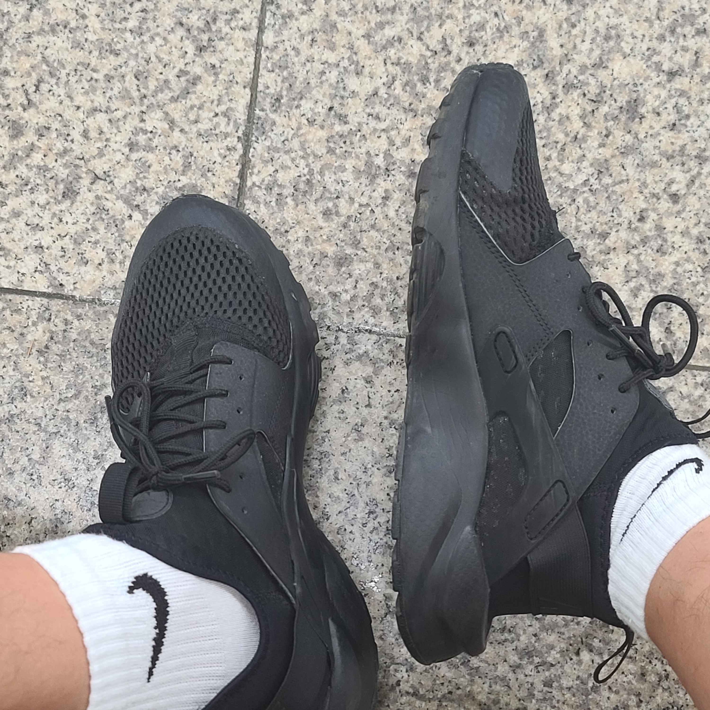 Nike Air Huarache Run Ultra Triple Black 착용 스타일 - 3