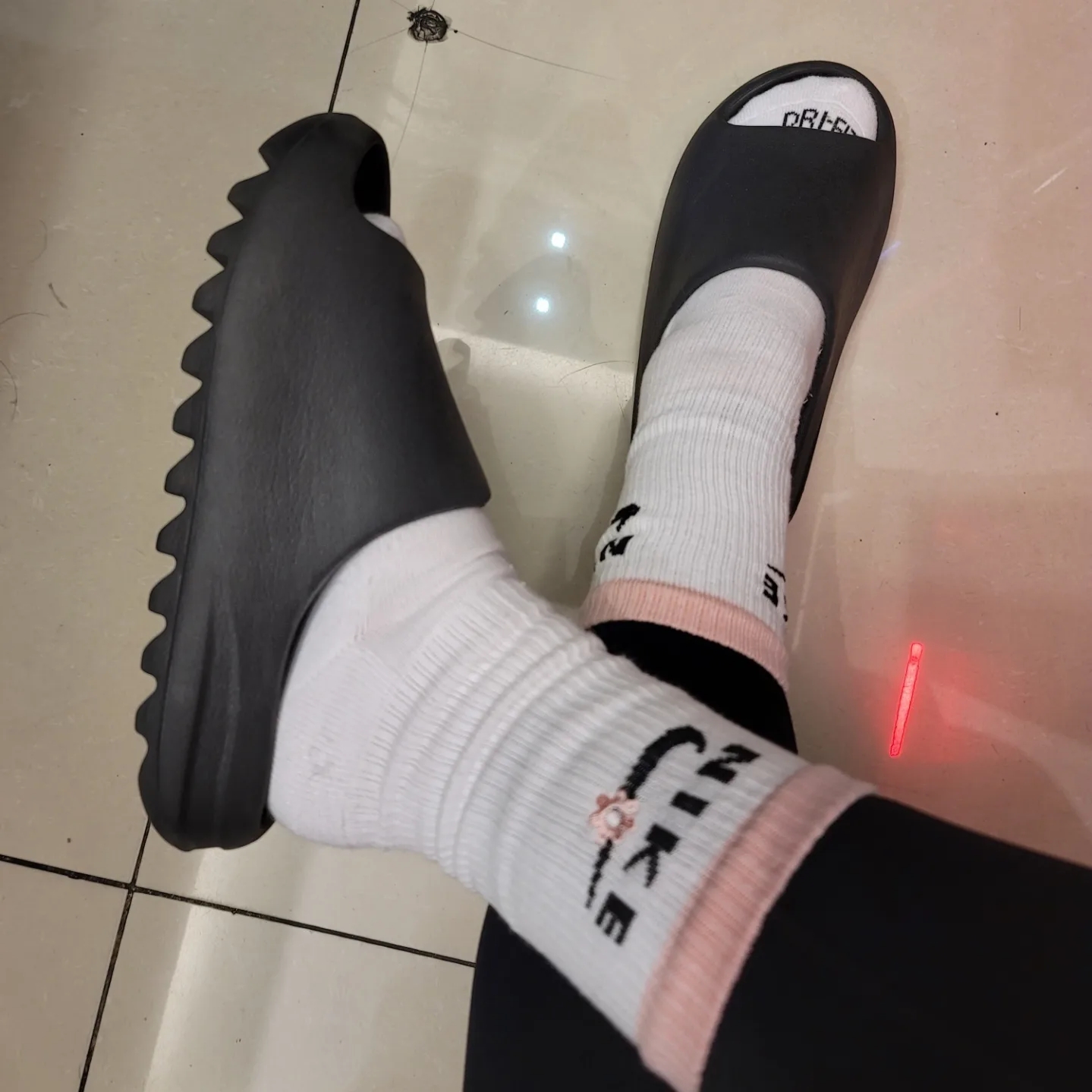 Adidas Yeezy Slide Onyx 착용 스타일 - 1