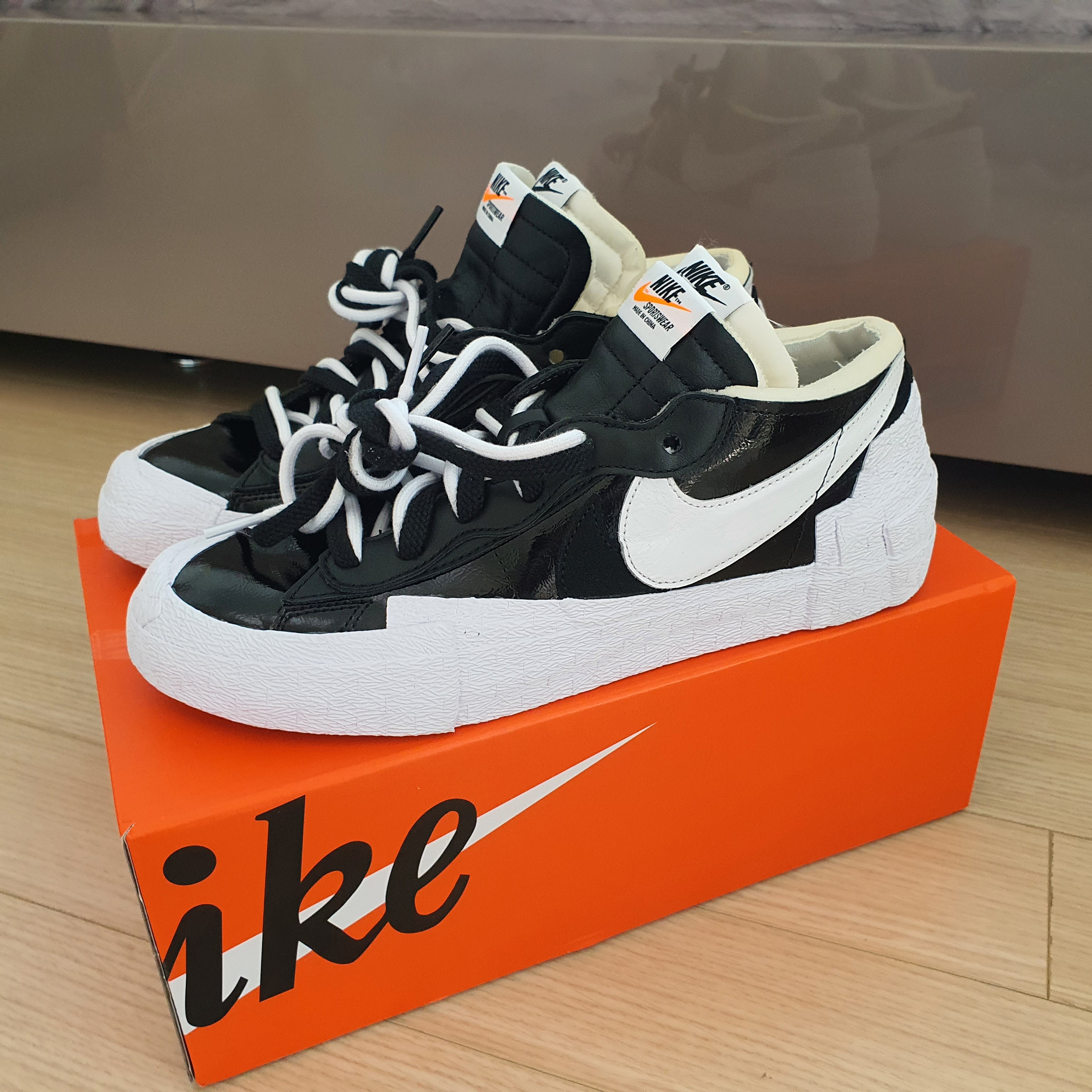 Nike x Sacai Blazer Low Black Patent Leather 착용 스타일 - 1