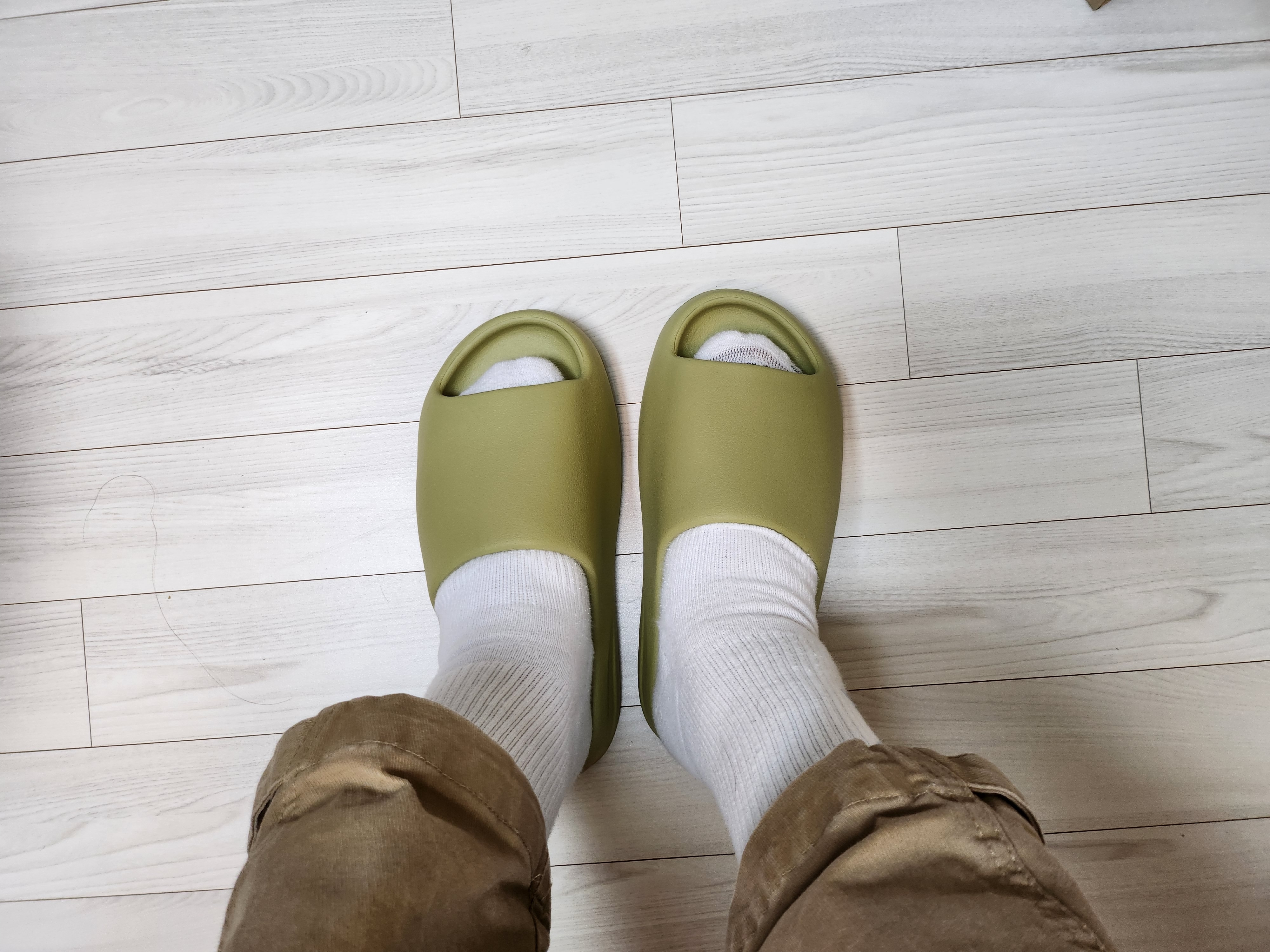 Adidas Yeezy Slide Resin 2022 착용 스타일 - 2