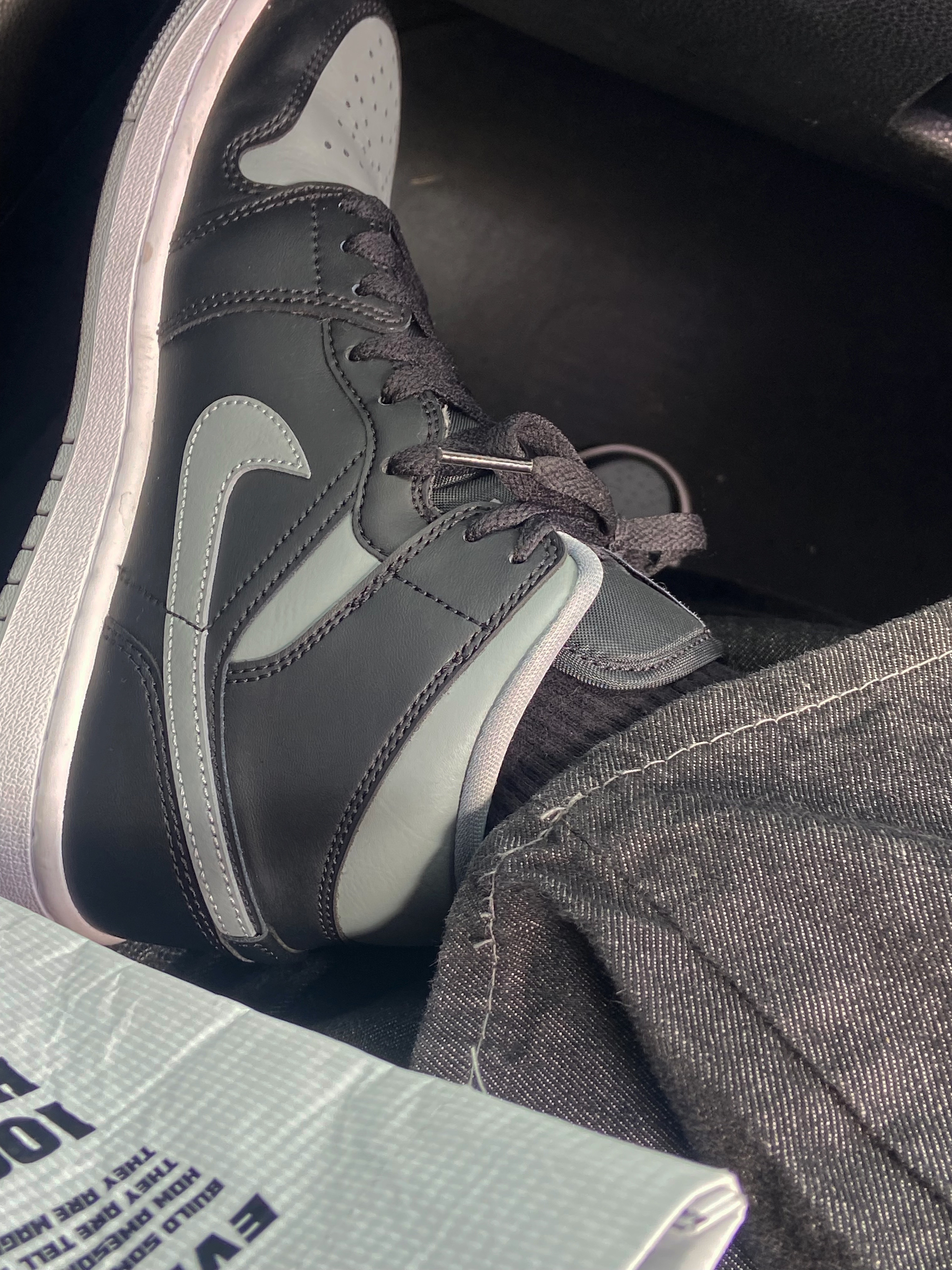 (W) Jordan 1 Mid Black Particle Grey 착용 스타일 - 1