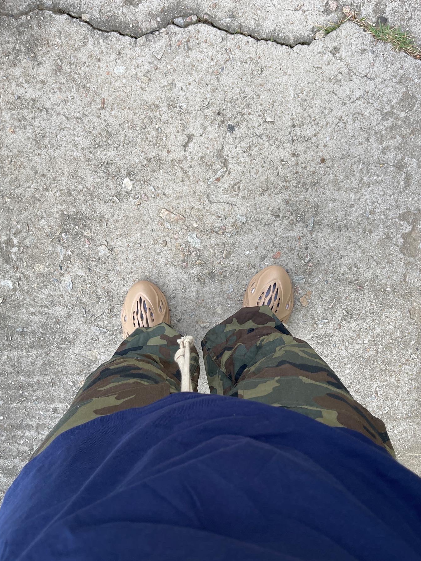 Adidas Yeezy Foam RNNR Ochre 착용 스타일 - 2