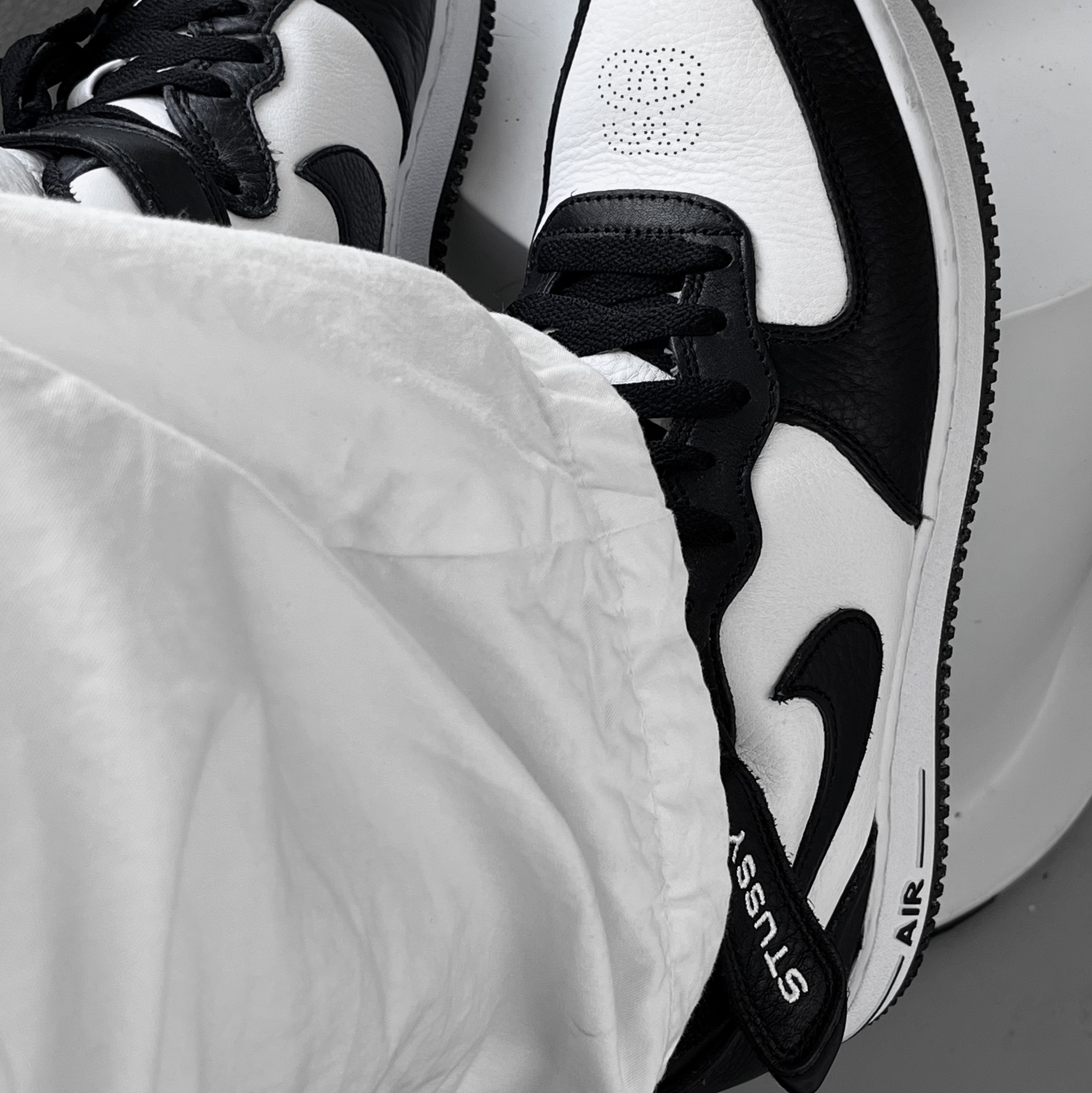 Nike x Stussy Air Force 1 '07 Mid SP Black and Light Bone, IAB Studio x Ottogi Mayonnaise 50th Anniversary T-Shirt White 착용 스타일 - 2