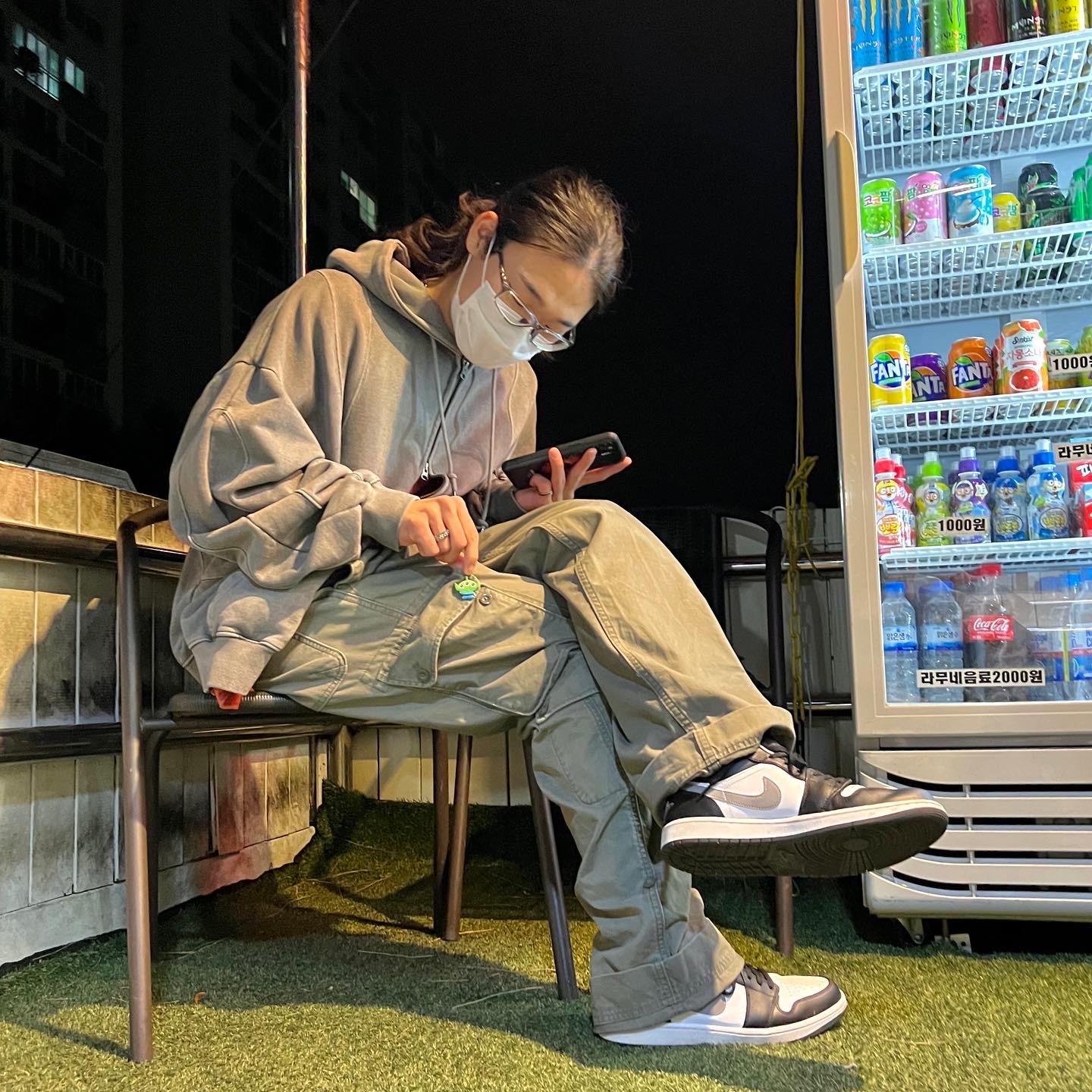 Jordan 1 Low Black Particle Grey 착용 스타일 - 1