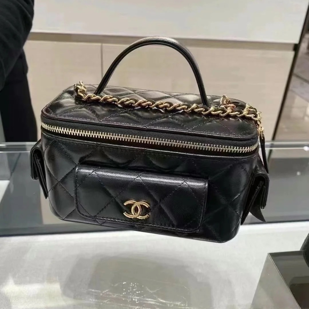 Chanel Vanity With Chain Lambskin & Gold Black 착용 스타일 - 2