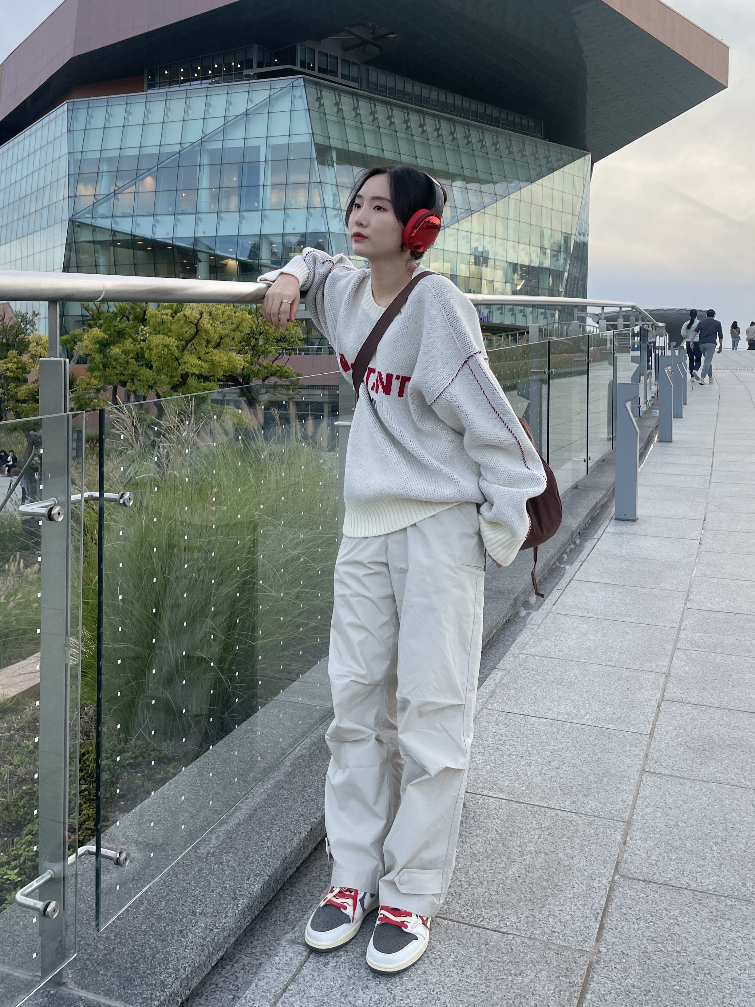 Jordan 1 x Travis Scott Retro Low OG SP Sail and Ridgerock, Uniqlo U Drawstring Shoulder Bag Brown 착용 스타일