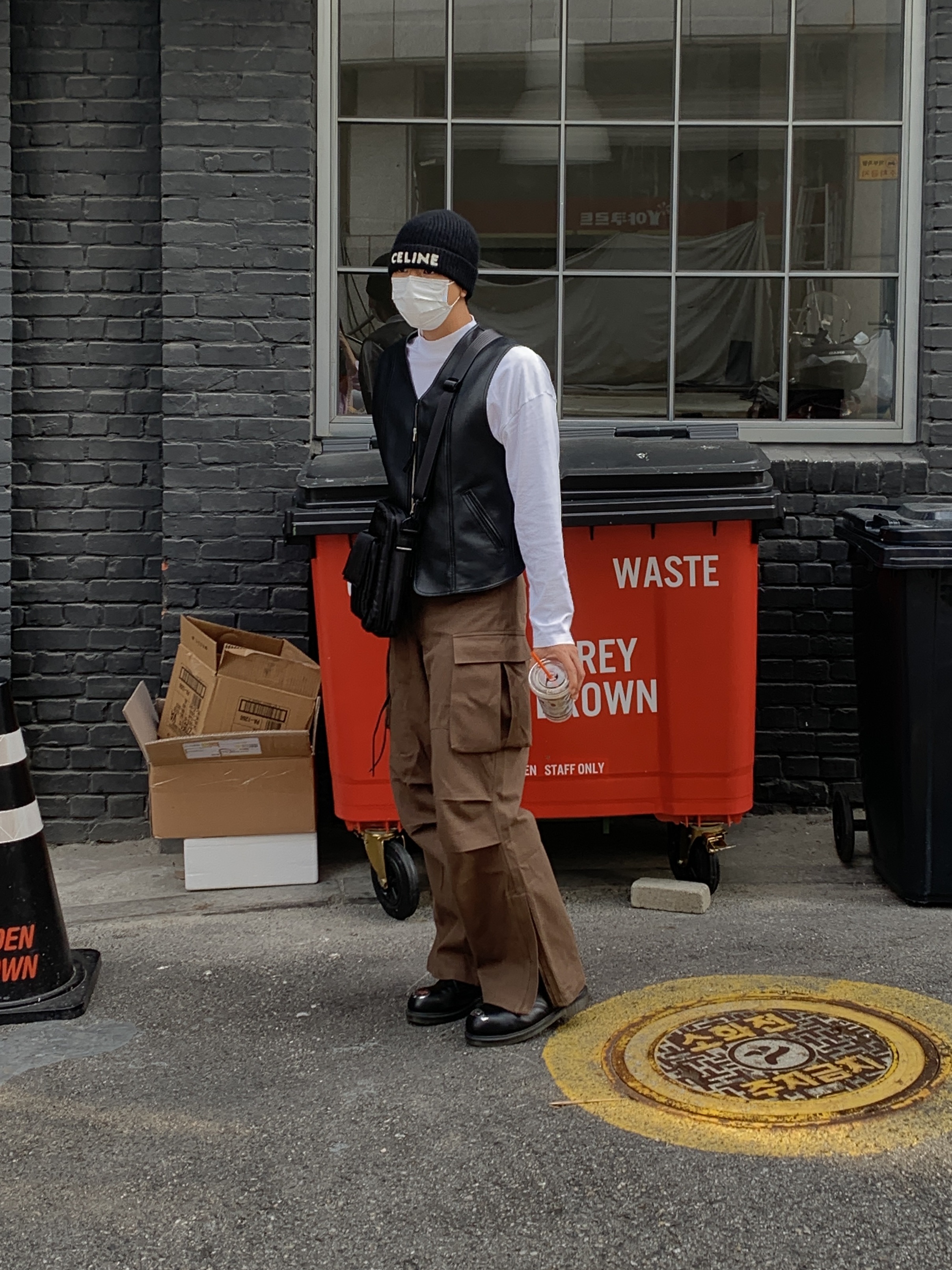 Celine Embroidered Knit Wool Beanie Black, Dr. Martens x Raf Simons Keaton II Steel Toe Black 착용 스타일 - 3