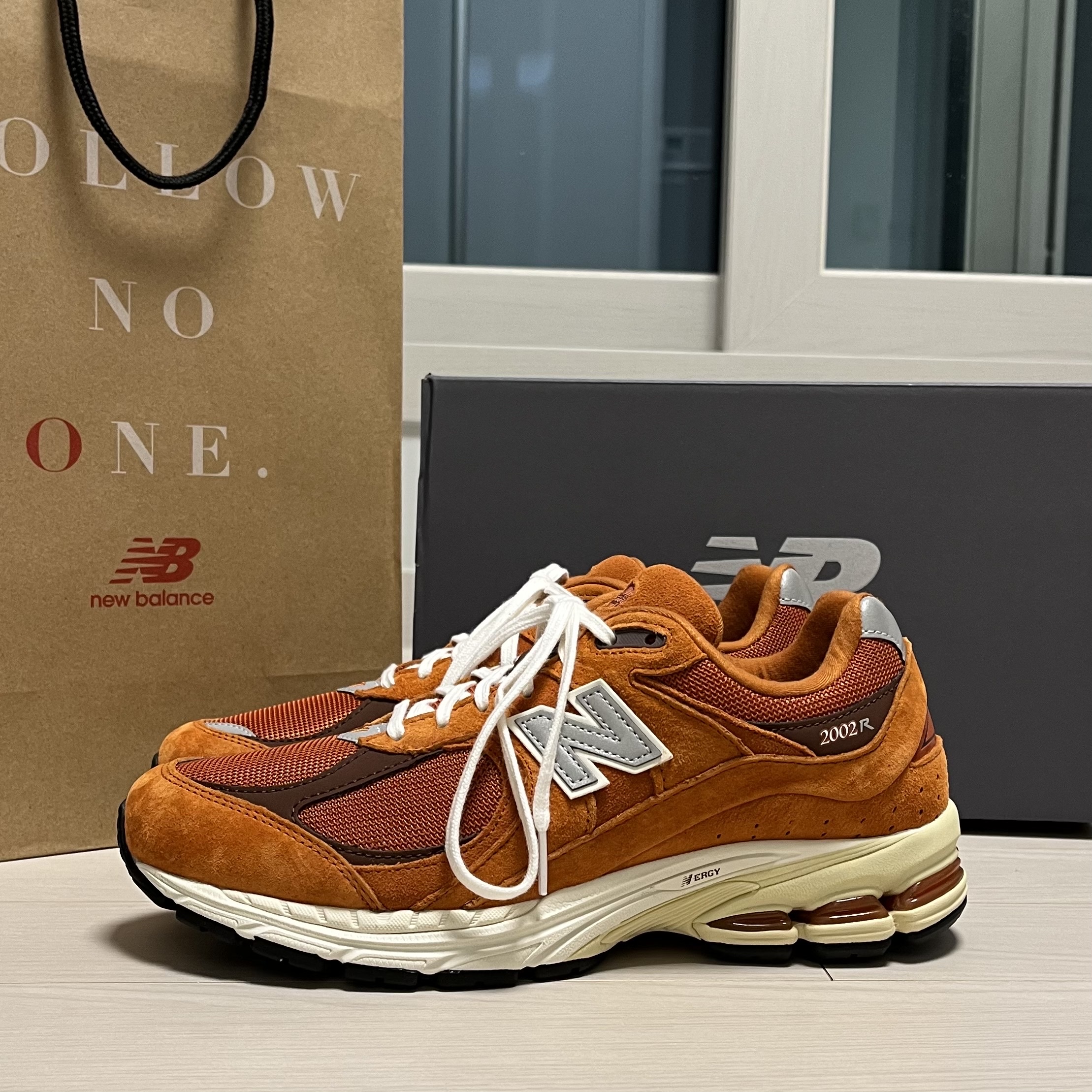 New Balance 2002R Rust Oxide 착용 스타일 - 1