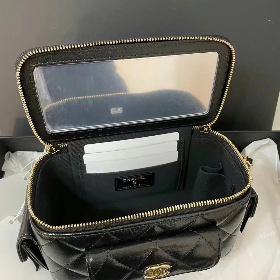 Chanel Vanity With Chain Lambskin & Gold Black 착용 스타일 - 2