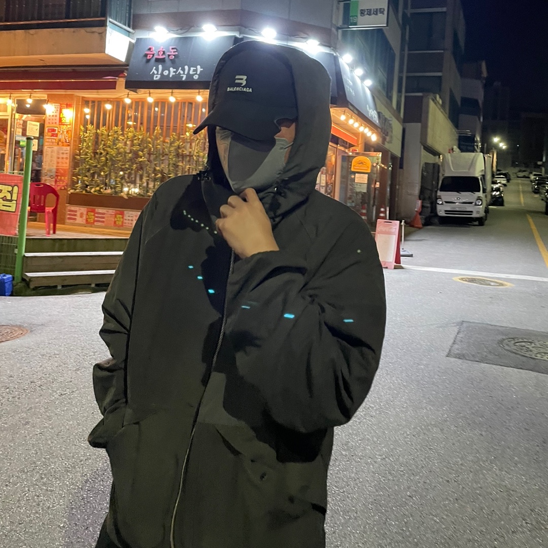 Adidas Yeezy Slide Pure - Re-Release Ver., Stussy Wave Dye Beach Shell Jacket Black 착용 스타일 - 2