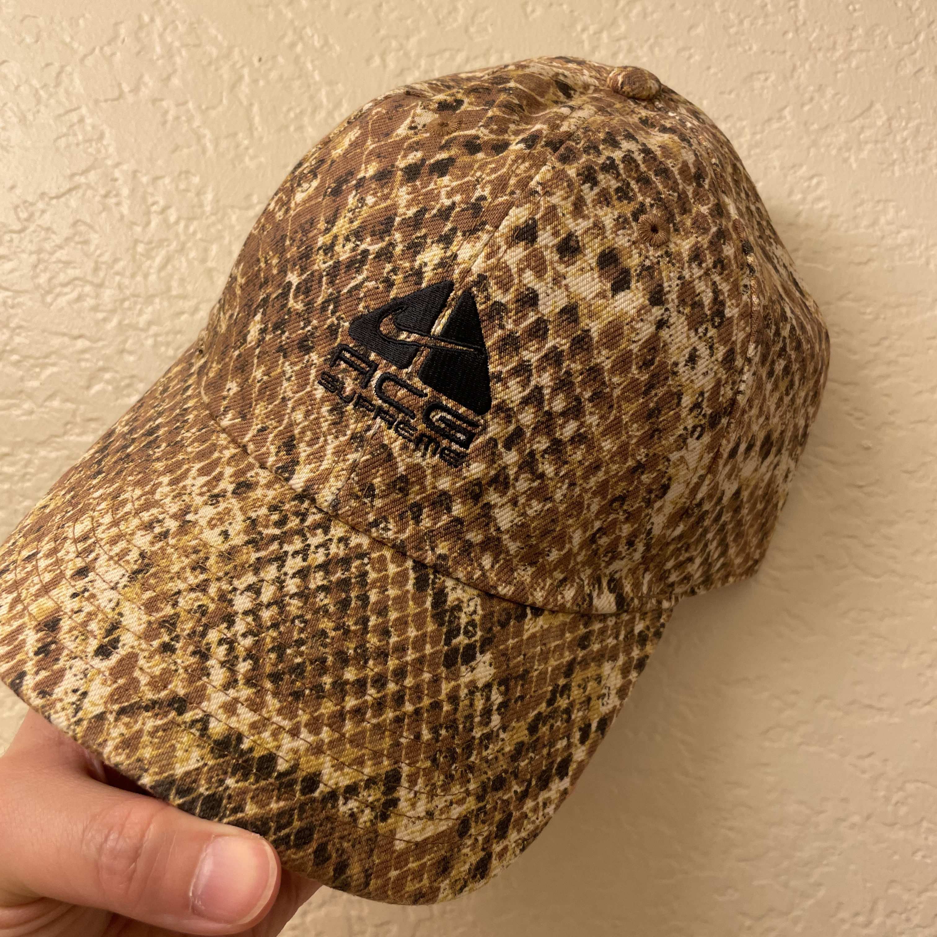 Supreme x Nike ACG Denim 6-Panel Gold Snakeskin - 22FW 착용 스타일 - 1