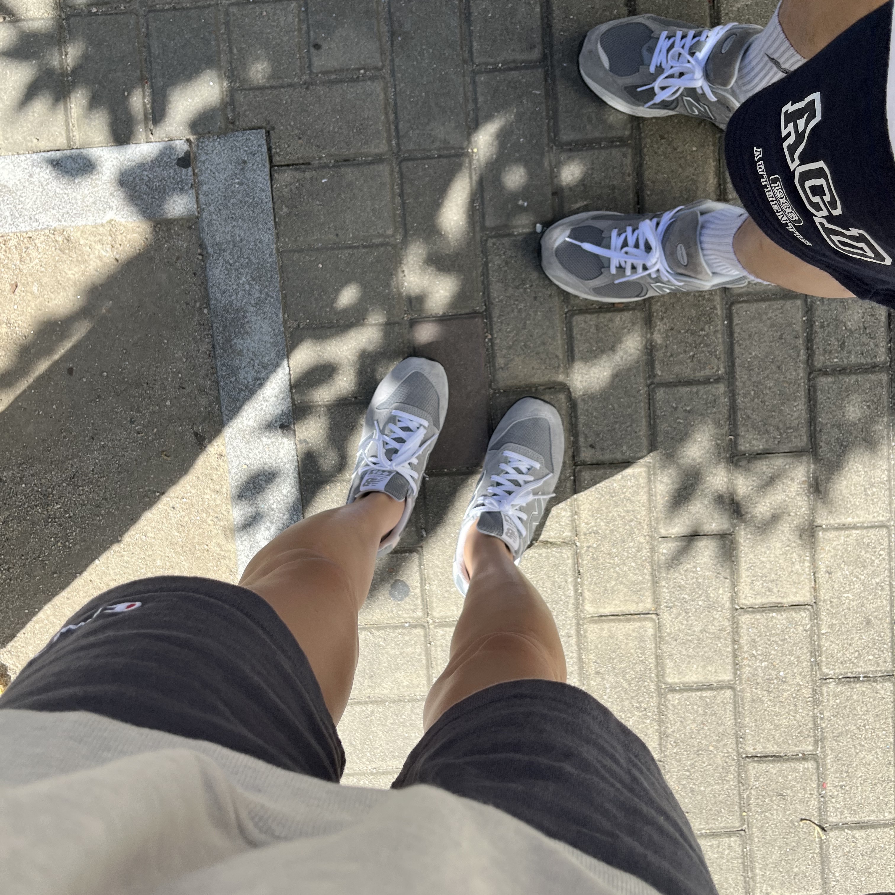 New Balance 996 Grey, New Balance 2002R Grey 착용 스타일 - 1