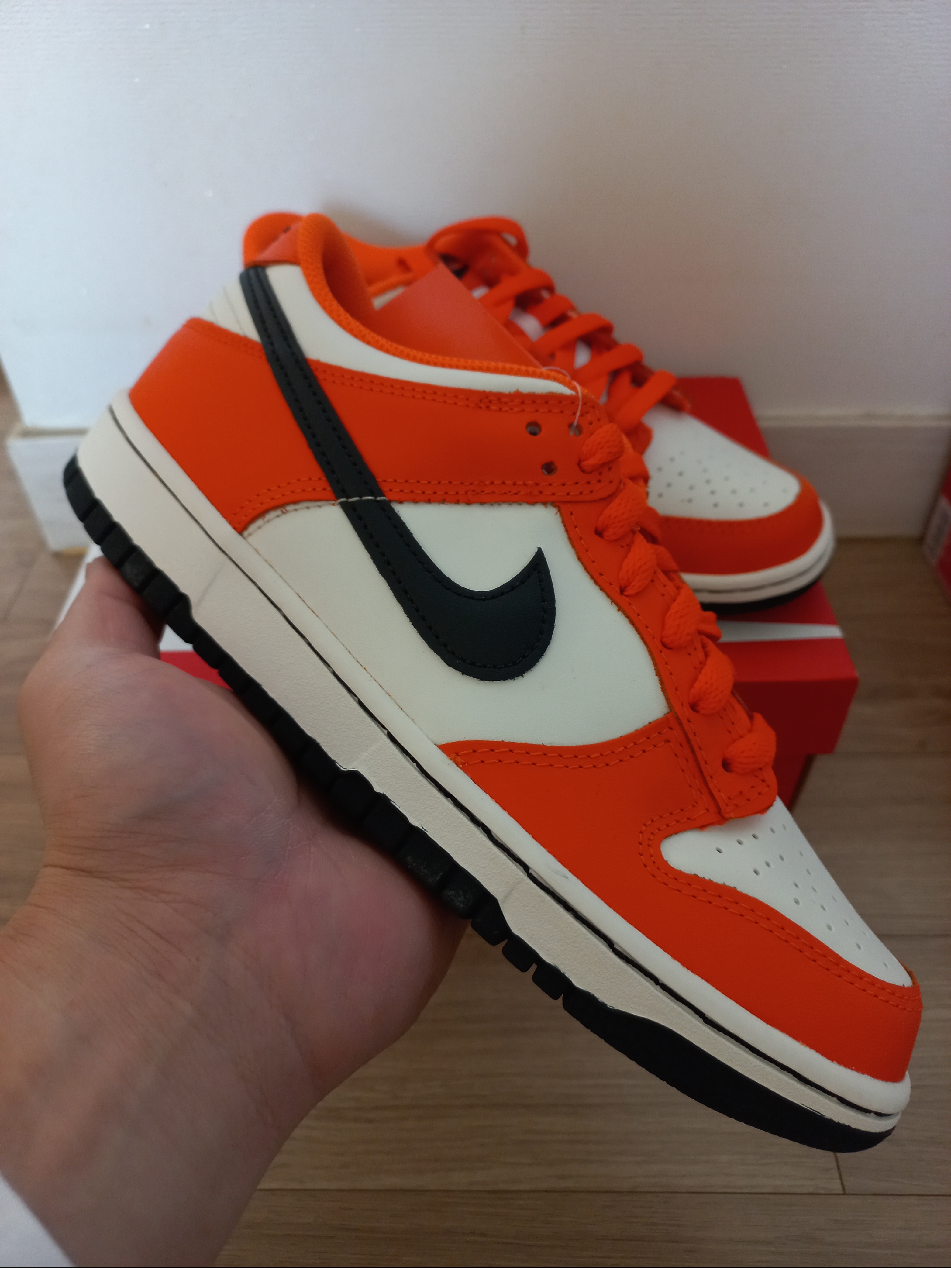 (GS) Nike Dunk Low Safety Orange, (W) Nike Dunk Low Essential Brilliant Orange 착용 스타일 - 1