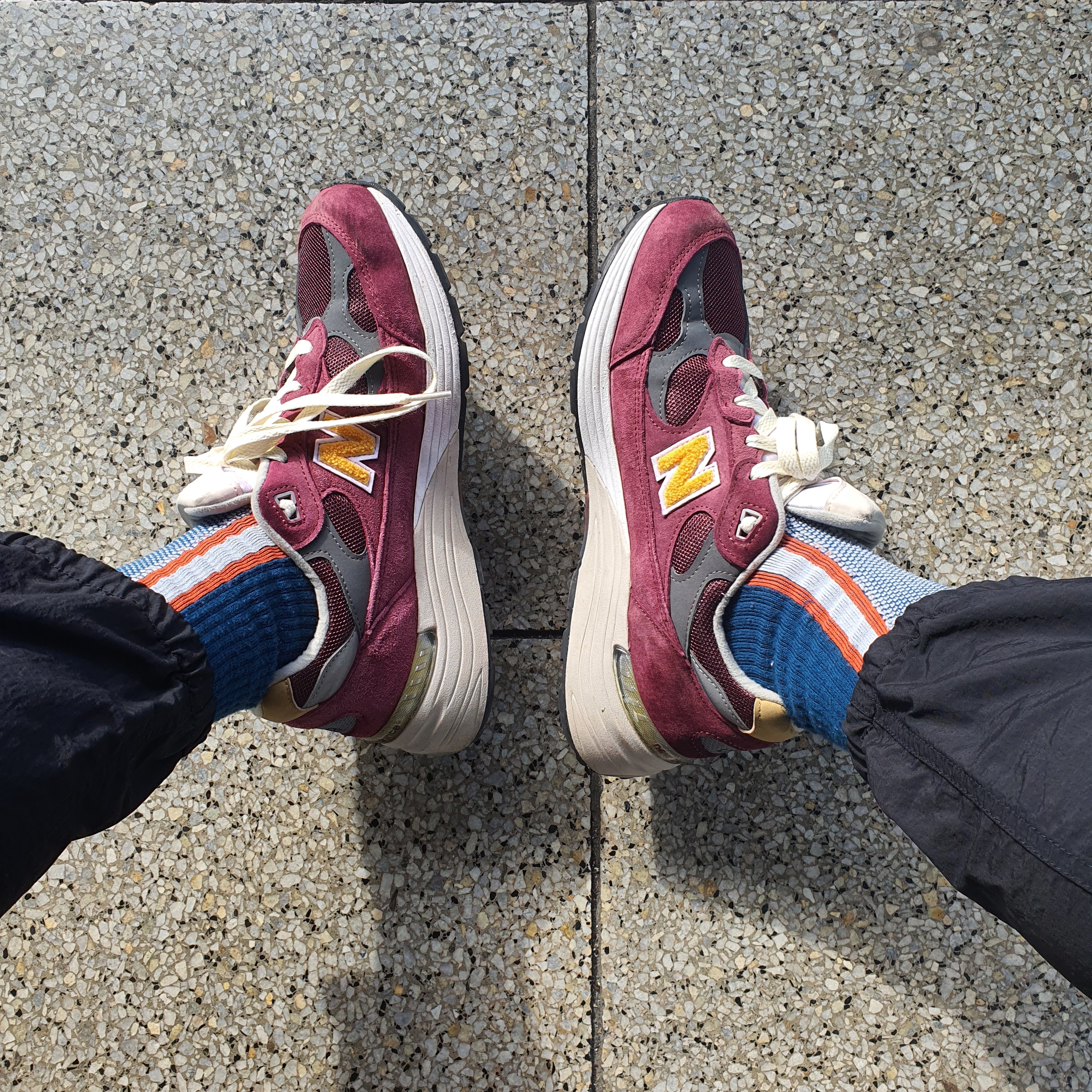 New Balance 992 Made in USA Burgundy Gold 착용 스타일 - 1