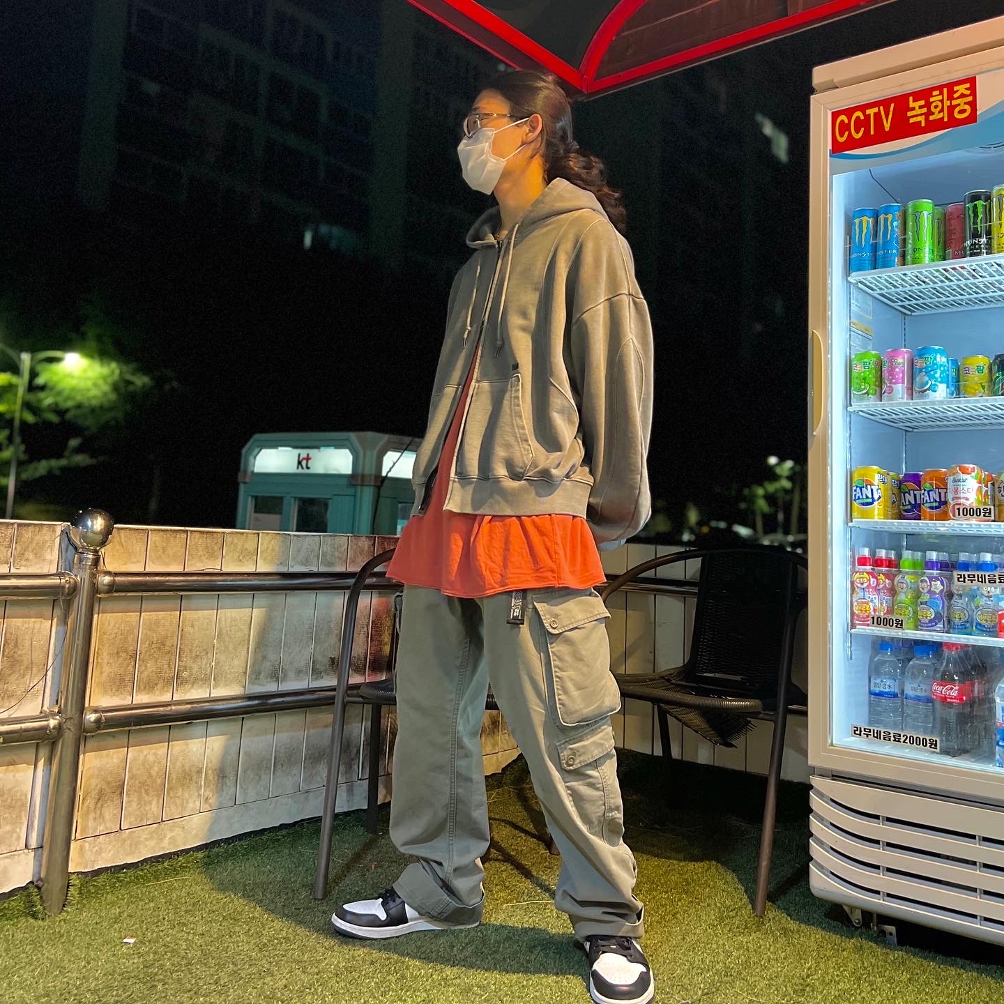 Jordan 1 Low Black Particle Grey 착용 스타일 - 3