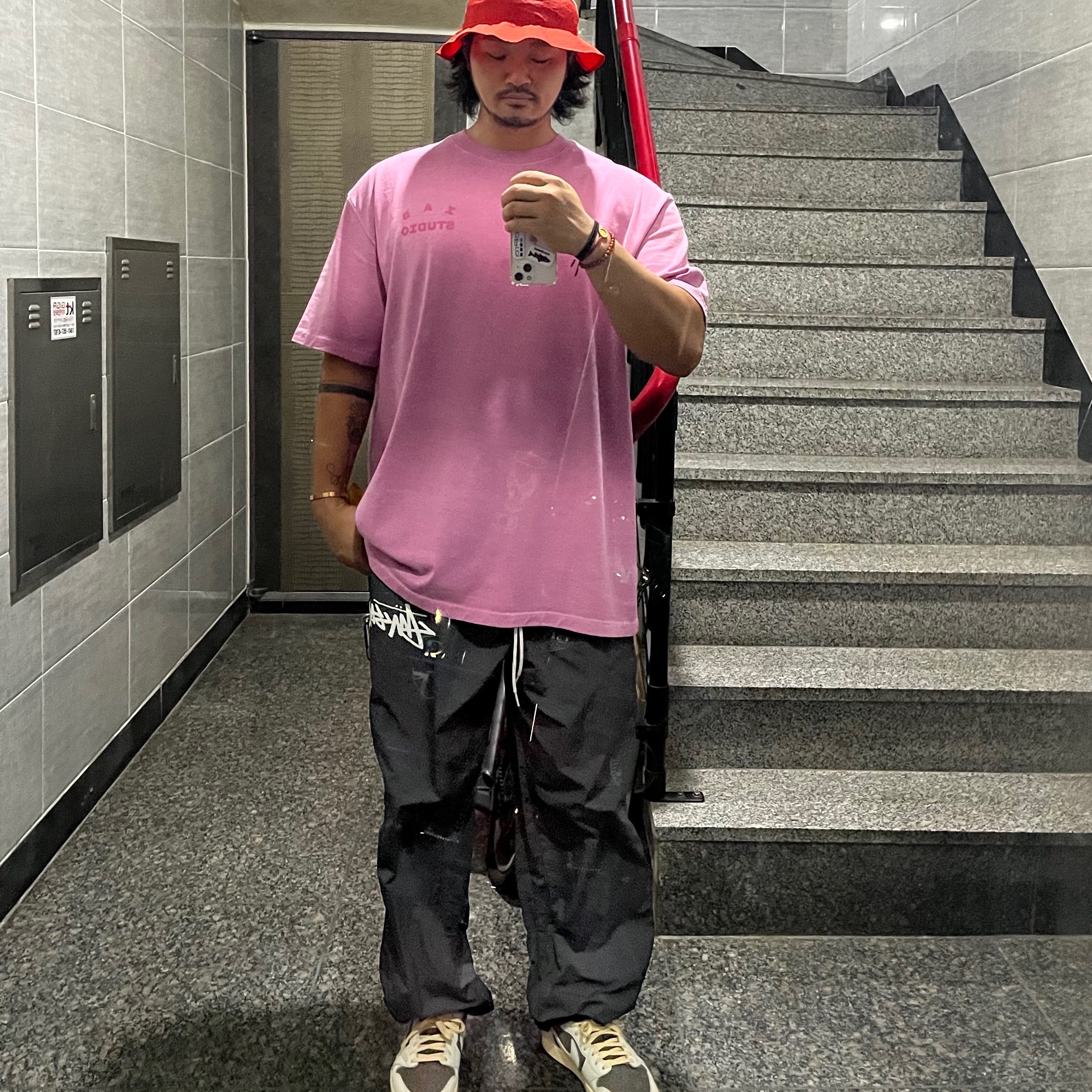 Nike x Stussy Bucket Hat Habanero Red, Nike x Stussy Beach Pants Off Noir 착용 스타일