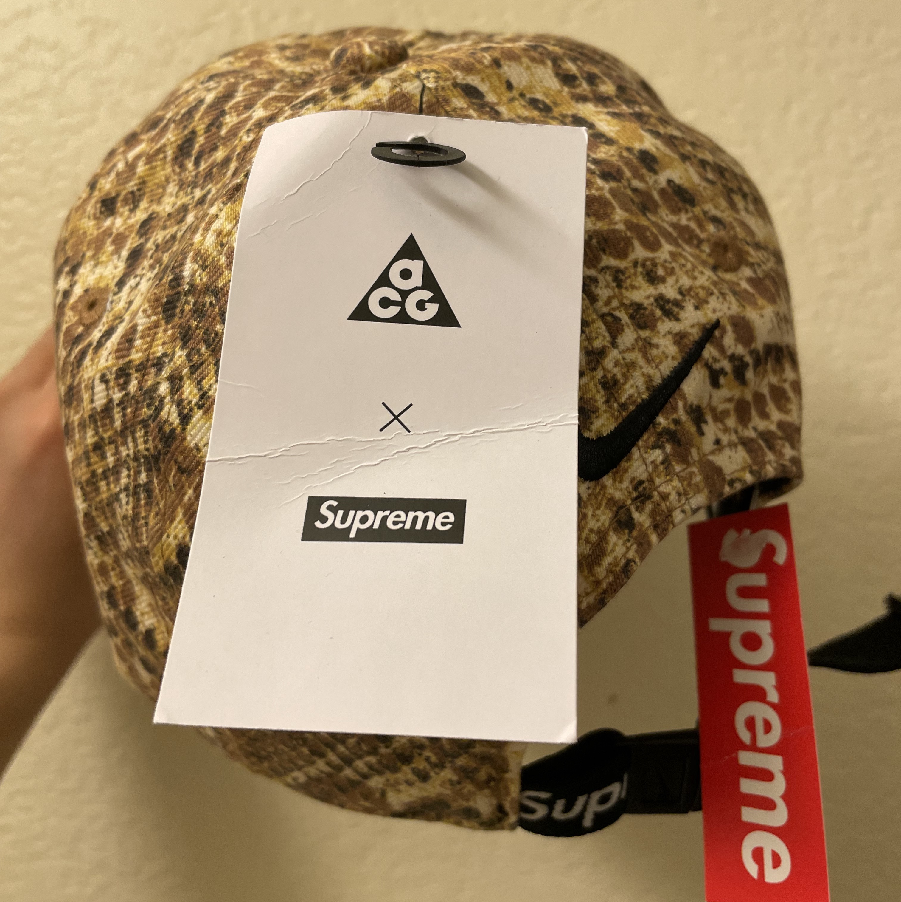 Supreme x Nike ACG Denim 6-Panel Gold Snakeskin - 22FW 착용 스타일 - 2