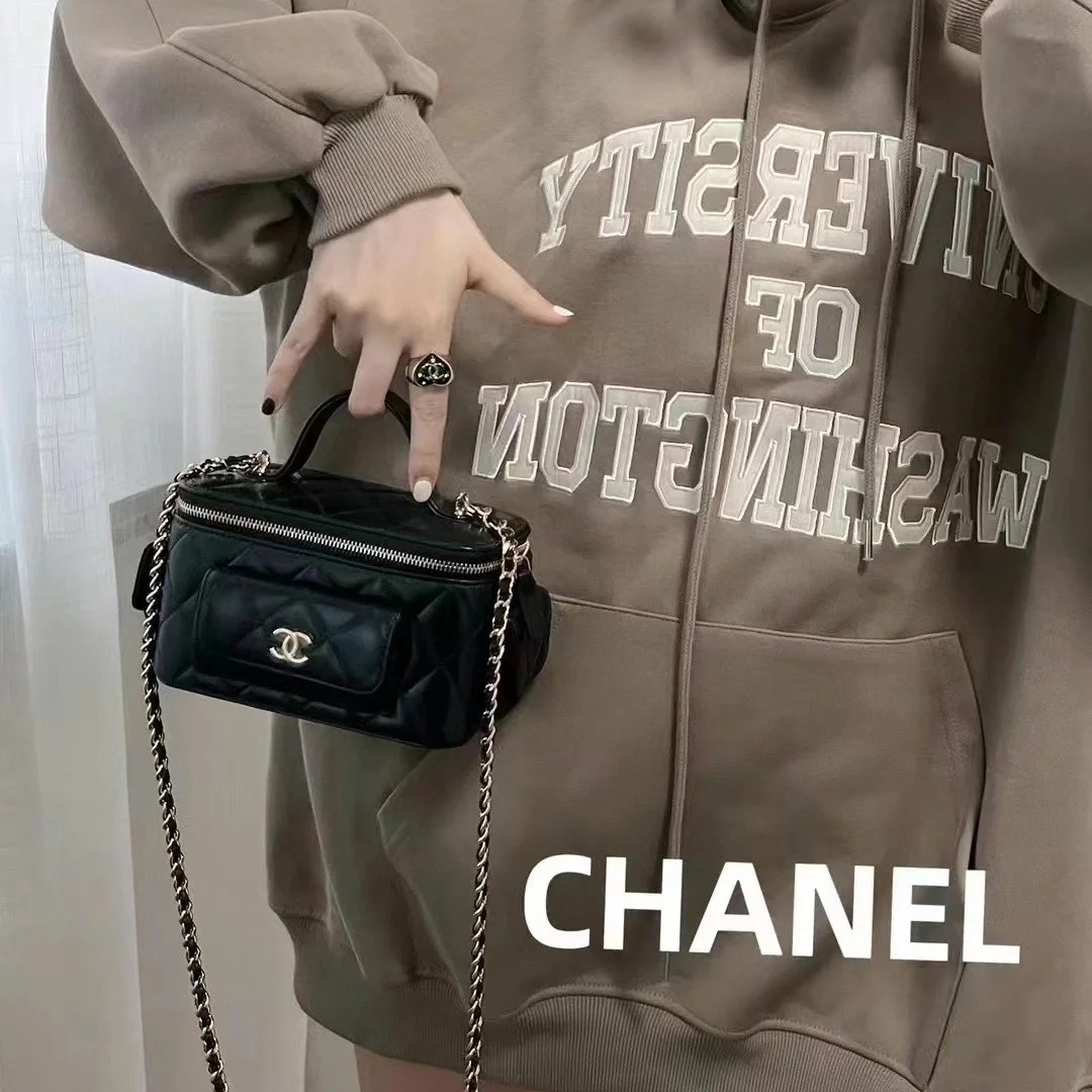 Chanel Vanity With Chain Lambskin & Gold Black 착용 스타일 - 3