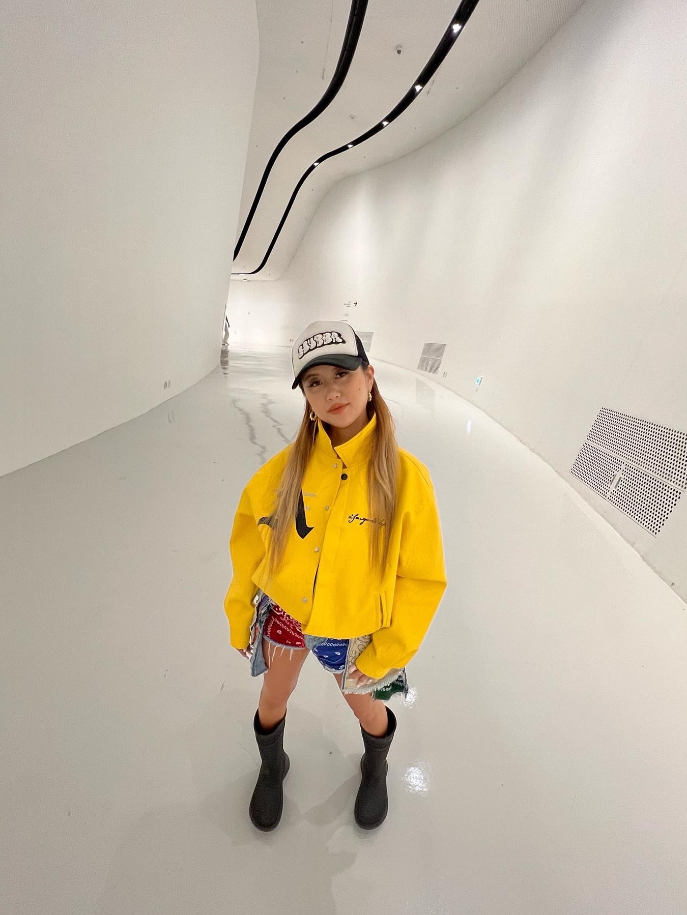 (W) Balenciaga x Crocs Rubber Boot Black 착용 스타일 - 4