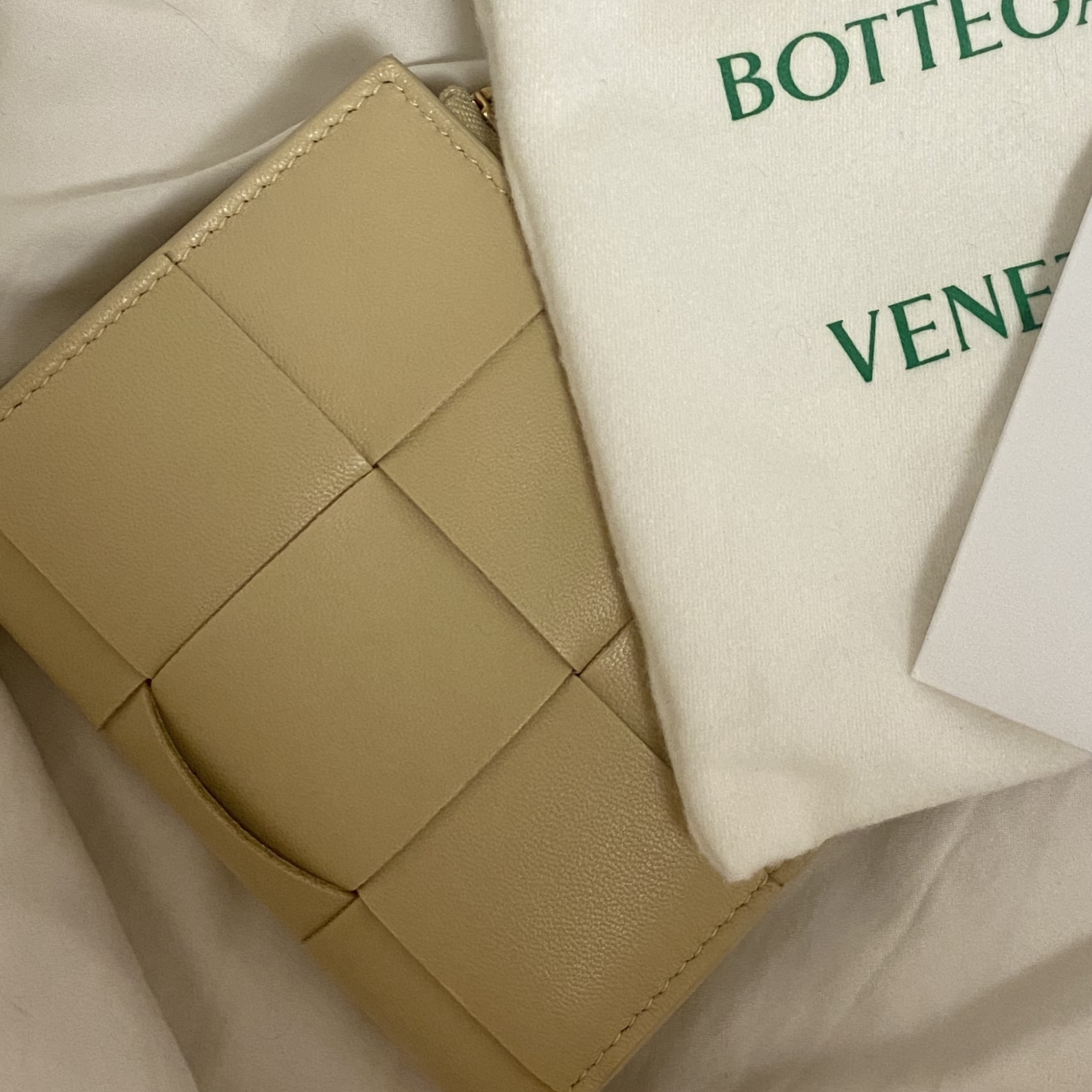 Bottega Veneta Bi-Fold Flap Wallet Porridge 착용 스타일