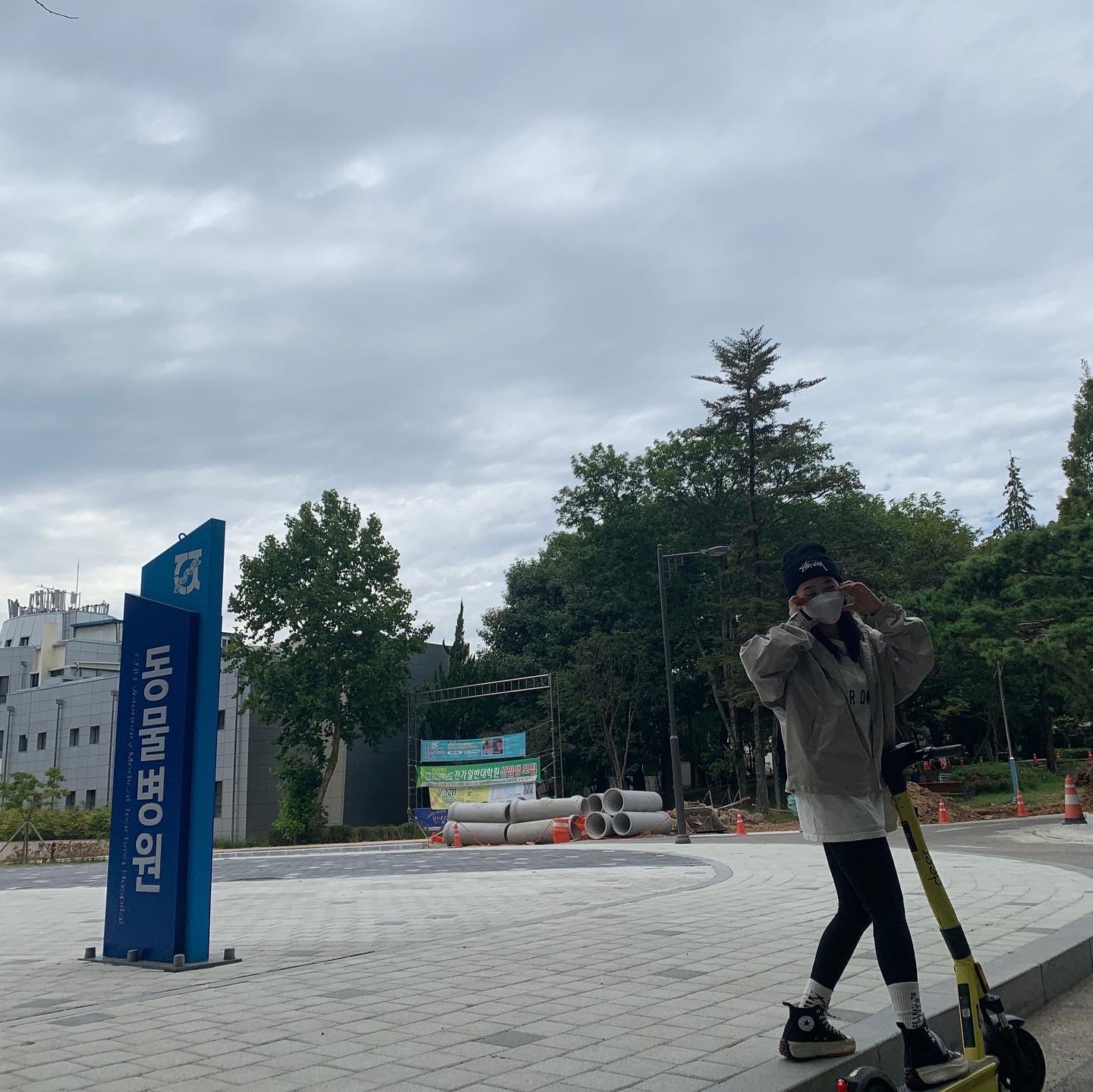 Nike x Fear of God Warm Up T-Shirt Pale Ivory, Converse x JW Anderson Run Star Hike Hi Black 착용 스타일 - 2