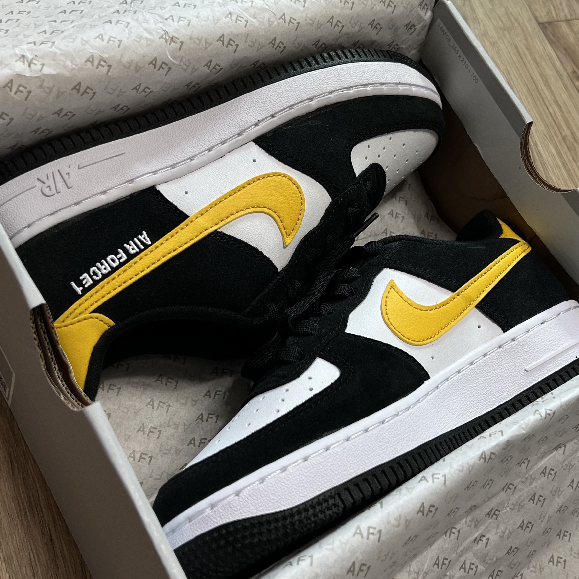 Nike Air Force 1 '07 LV8 Athletic Club Black Dark Sulfur, (GS) Nike Air Force 1 LV8 Athletic Club Black Dark Sulfur 착용 스타일 - 4