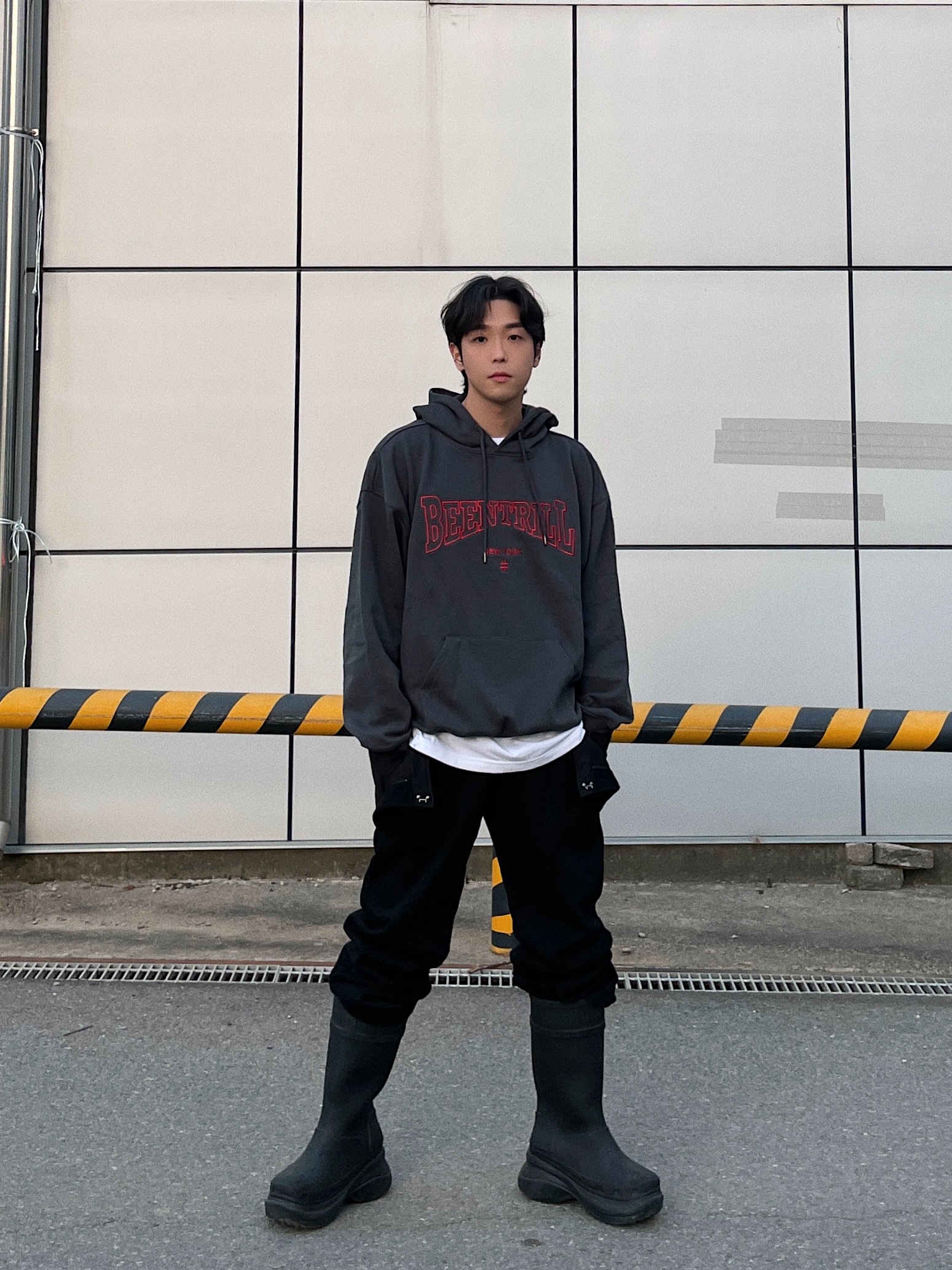 Balenciaga x Crocs Rubber Boot Black 착용 스타일 - 1