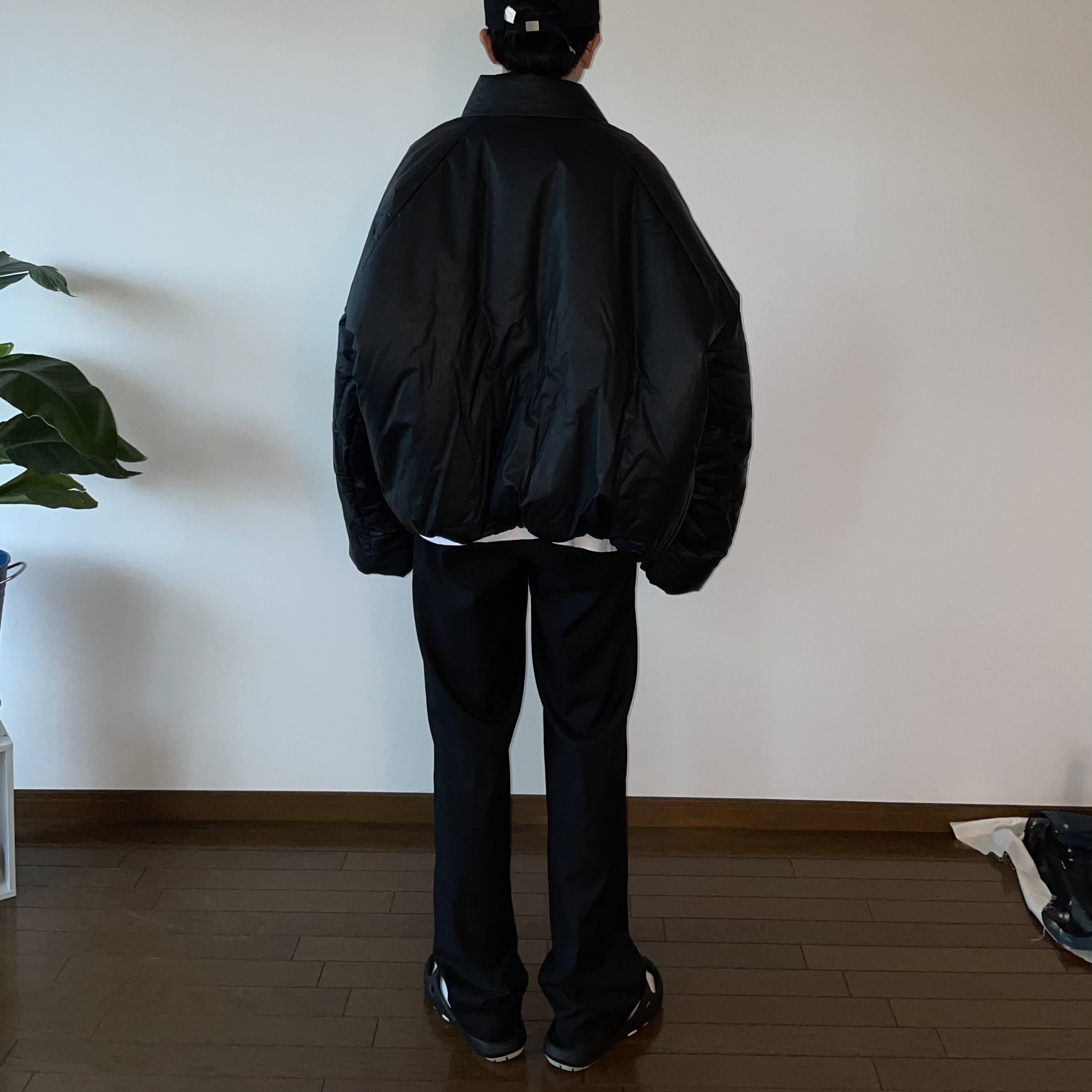 Yeezy Gap Round Jacket Black 착용 스타일 - 3
