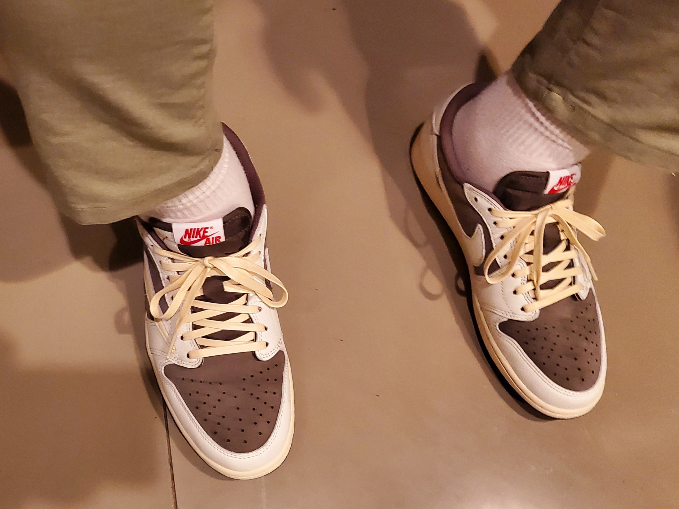 Jordan 1 x Travis Scott Retro Low OG SP Sail and Ridgerock 착용 스타일 - 2