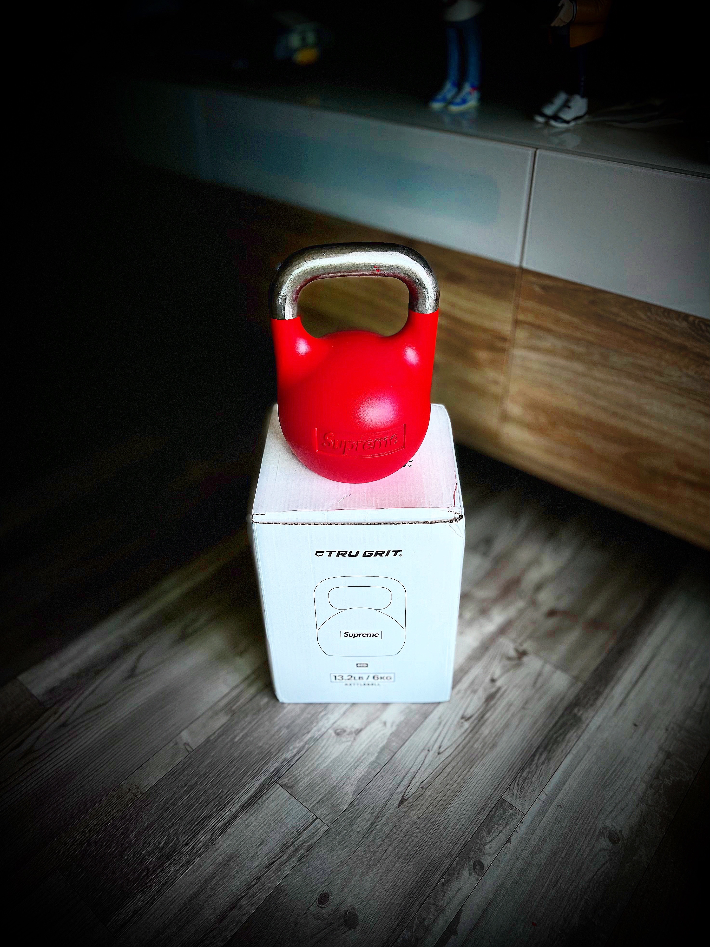 Supreme Tru Grit 6KG Kettlebell Red - 22FW, Supreme Ty Beanie Baby Flag - 22FW 착용 스타일 - 3